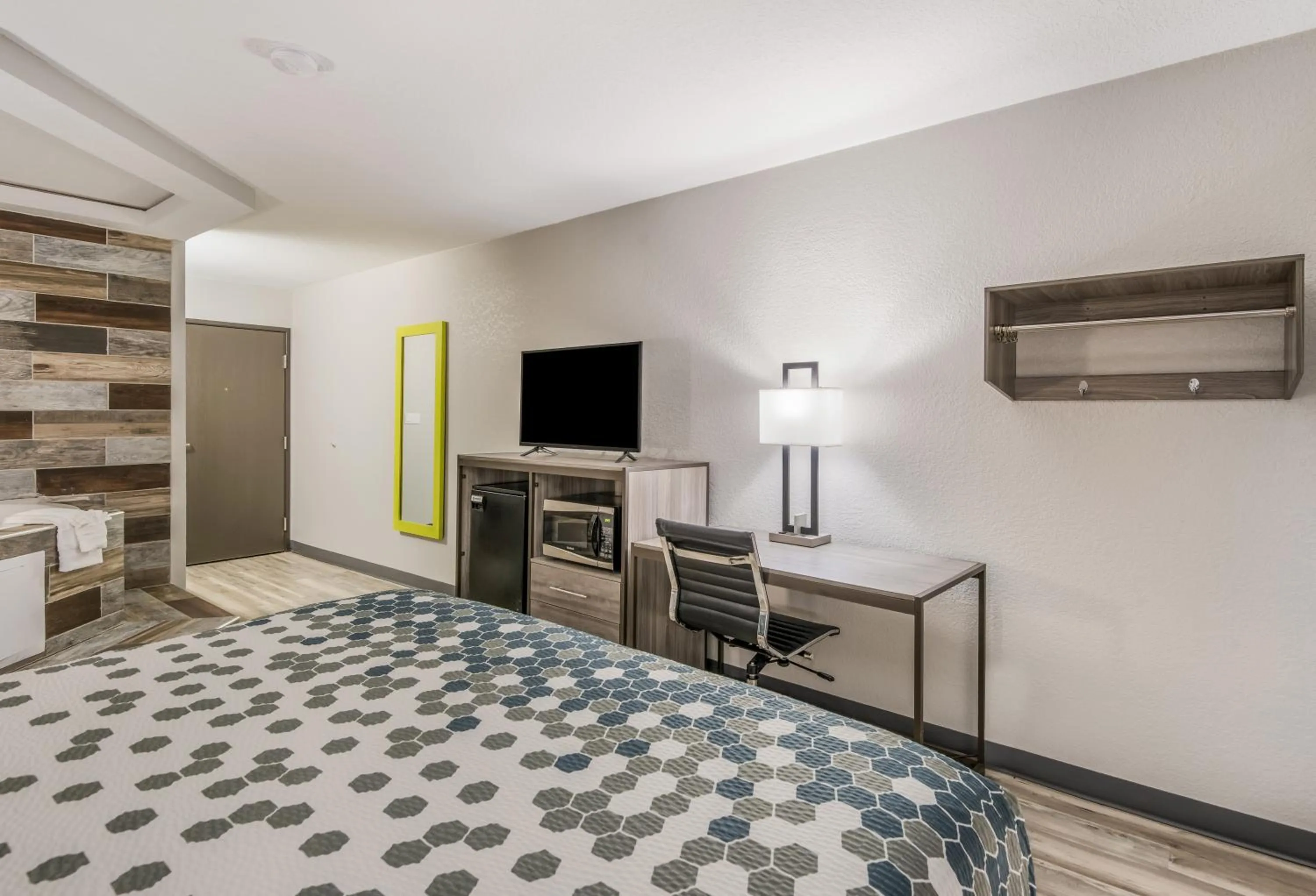 hair dresser, Bed in Econo Lodge Inn & Suites Des Moines