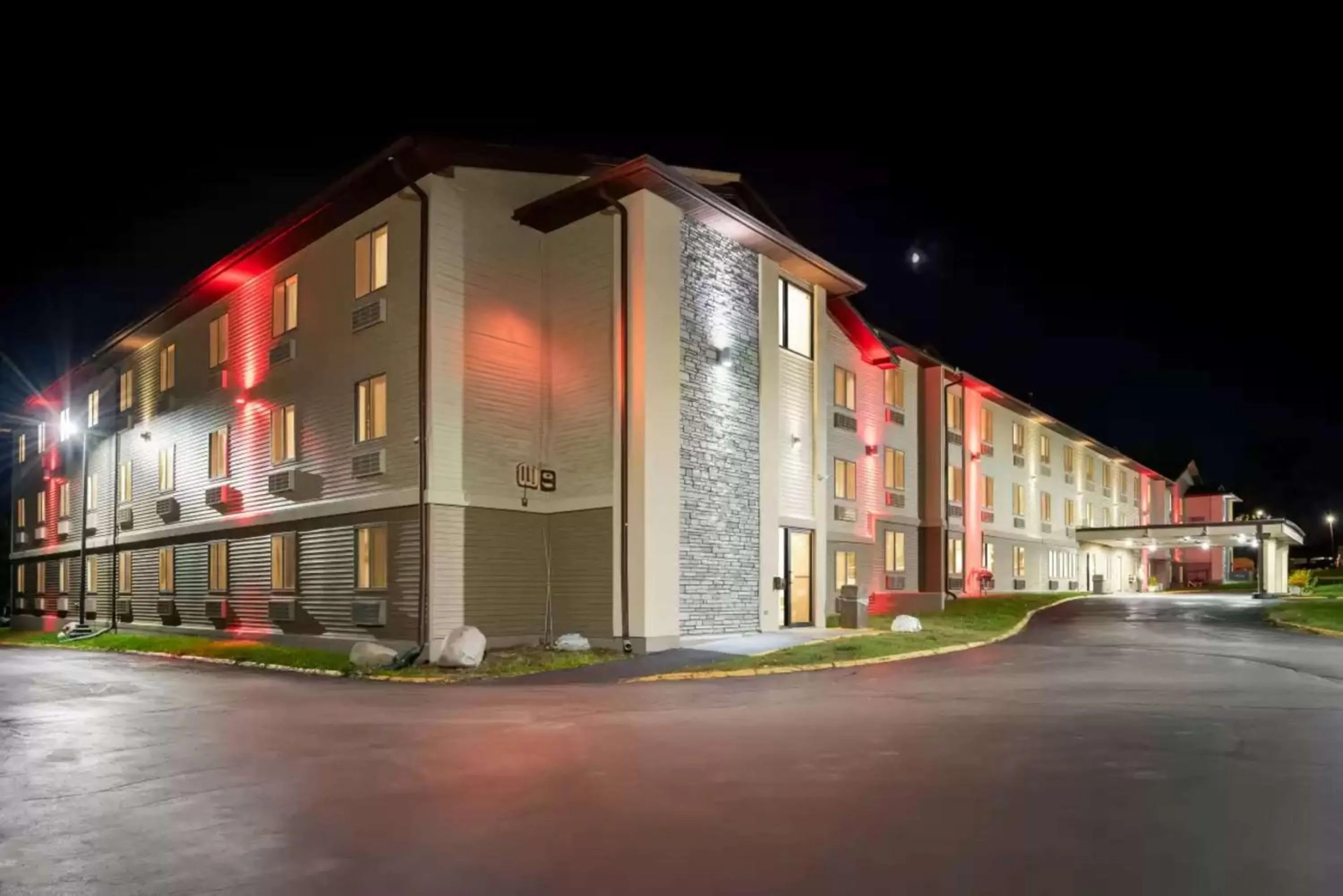 Property building in Econo Lodge Inn & Suites Des Moines