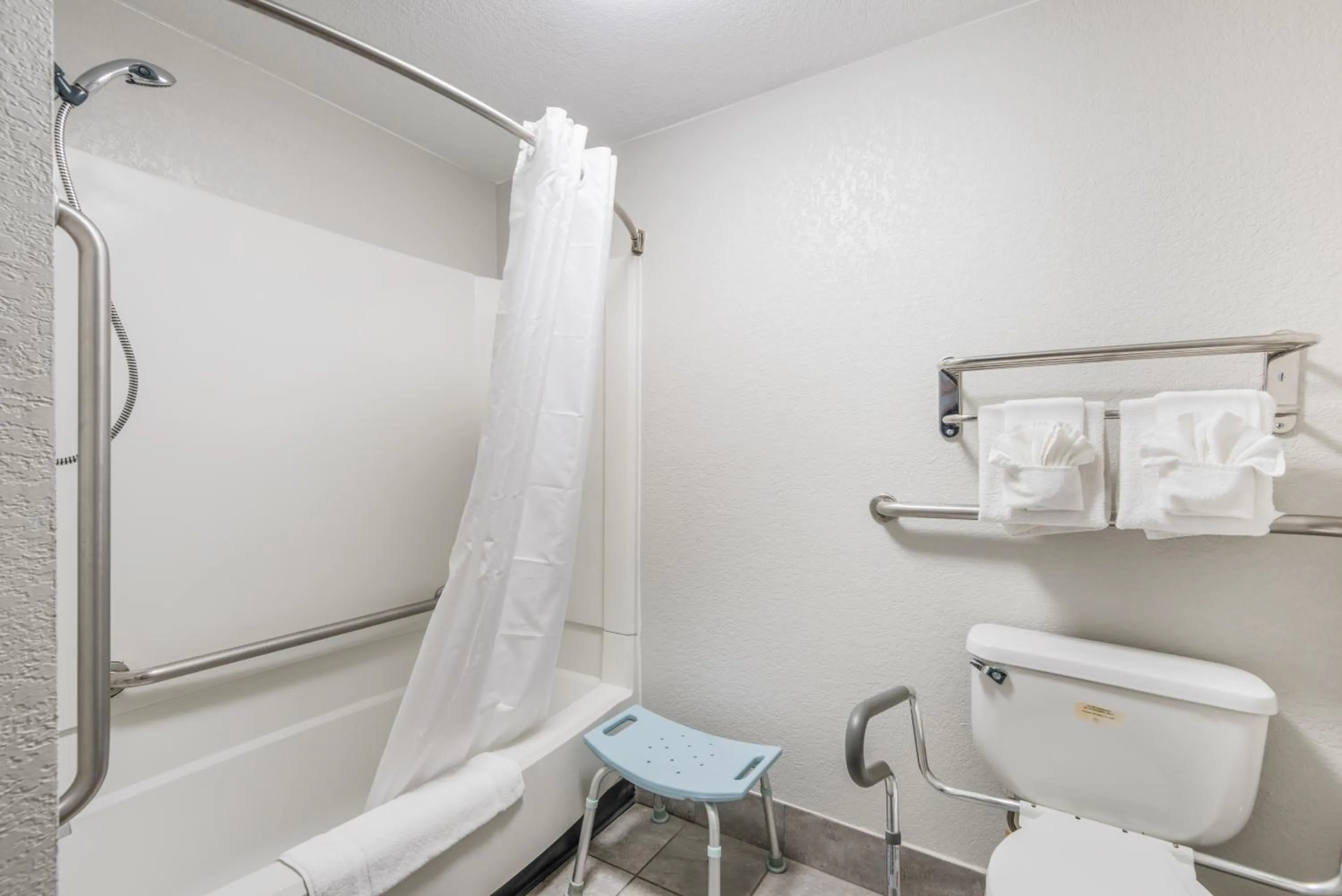 Shower in Econo Lodge Inn & Suites Des Moines