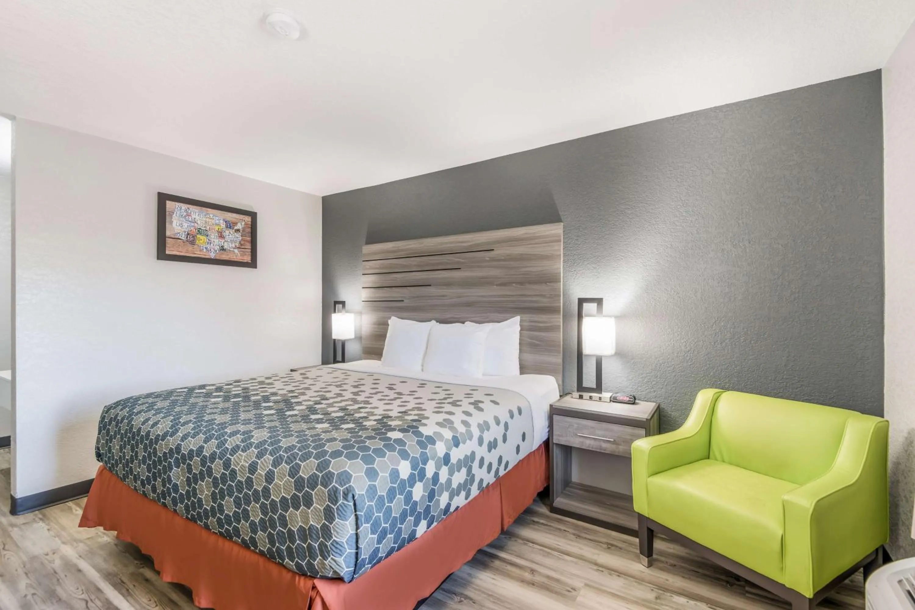 Bedroom, Bed in Sonesta Essential Des Moines