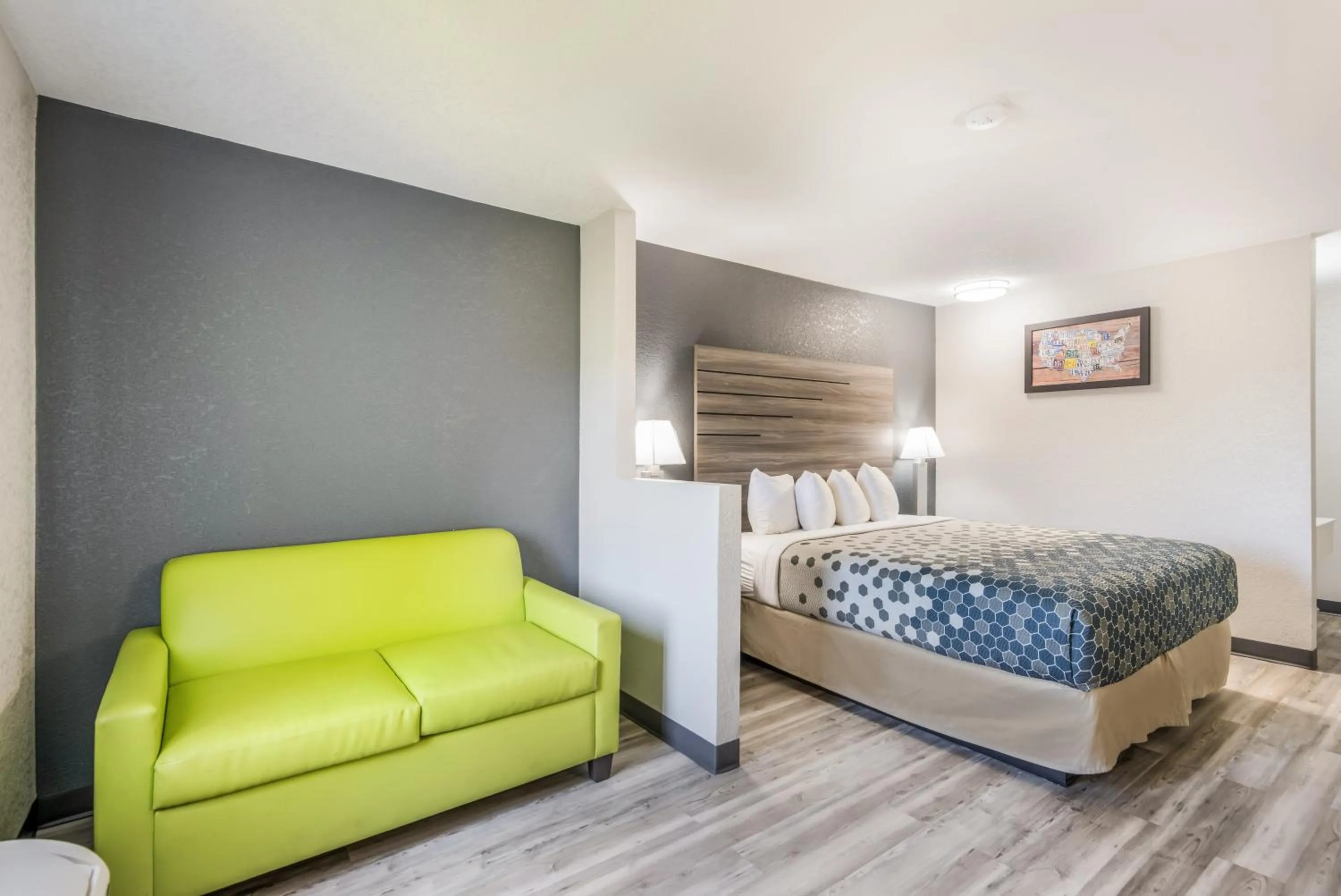 Seating area, Bed in Econo Lodge Inn & Suites Des Moines