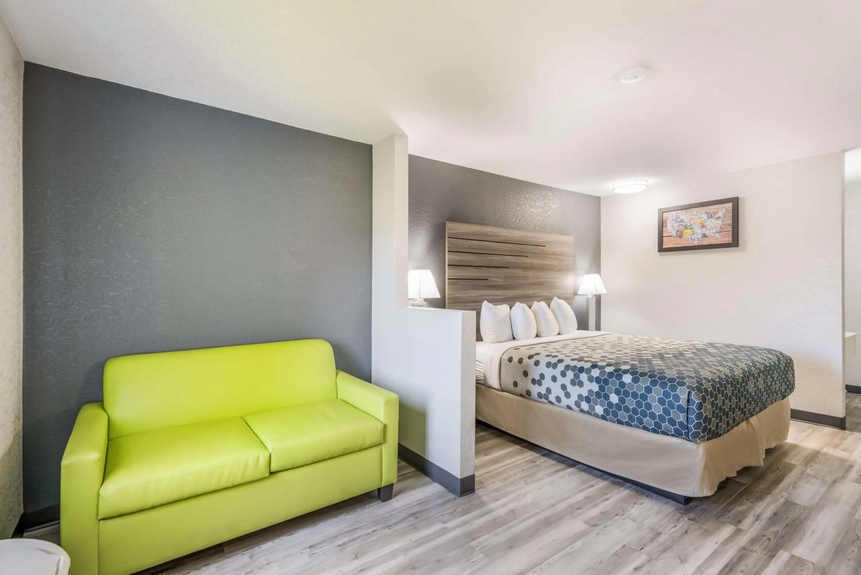 Bedroom, Bed in Econo Lodge Inn & Suites Des Moines