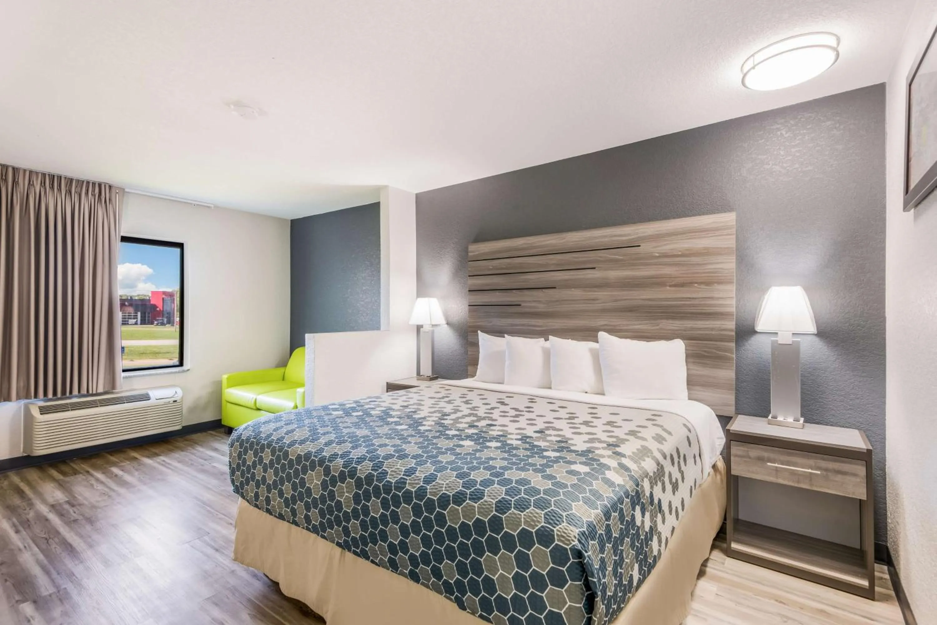 Bedroom, Bed in Sonesta Essential Des Moines