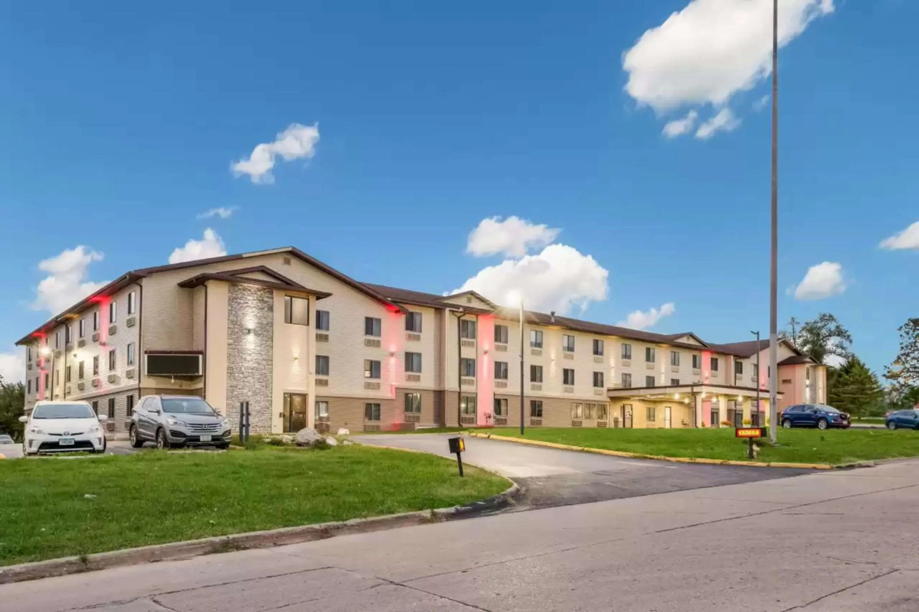 Property building in Econo Lodge Inn & Suites Des Moines