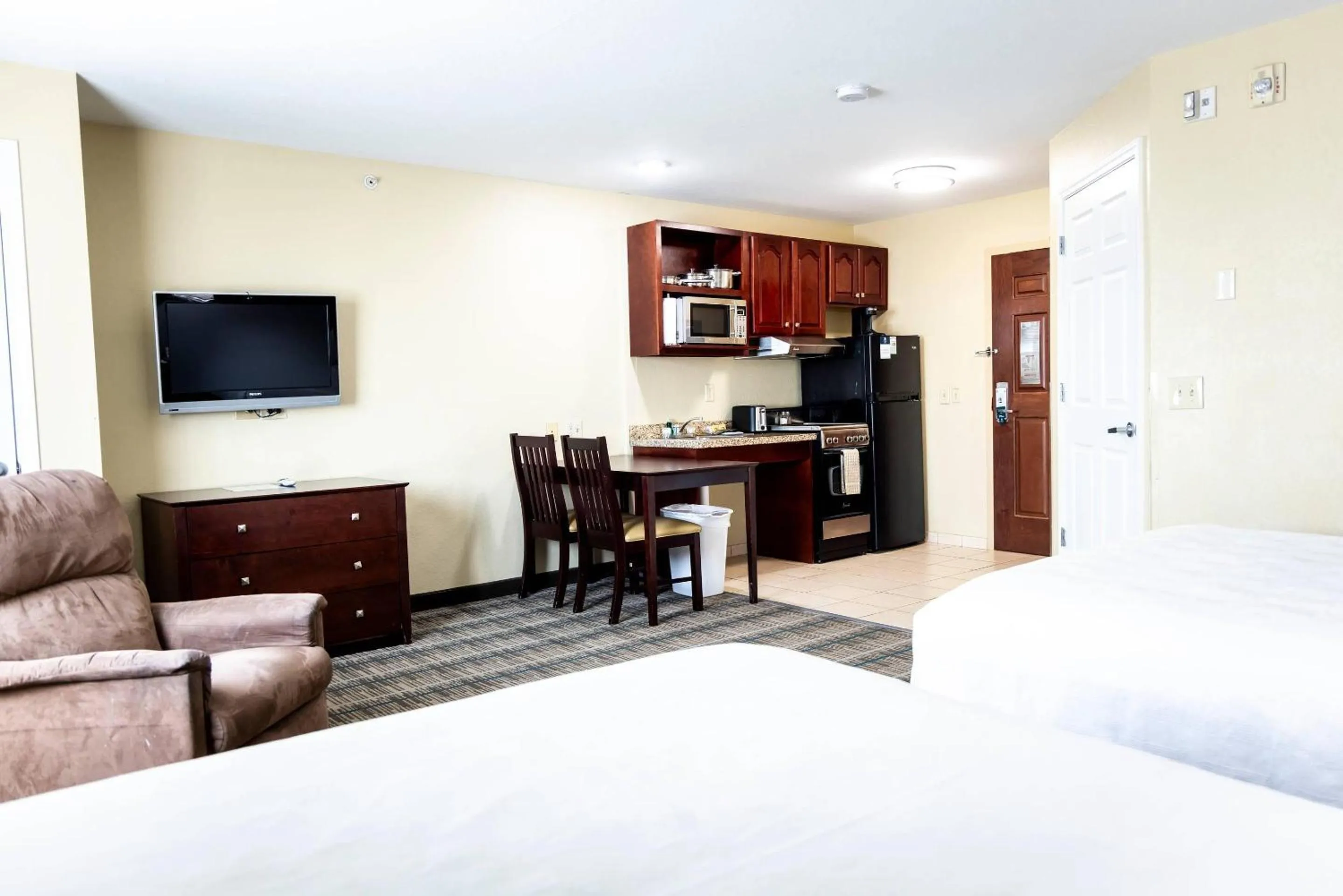 Bedroom, Bed in MainStay Suites Coralville - Iowa City