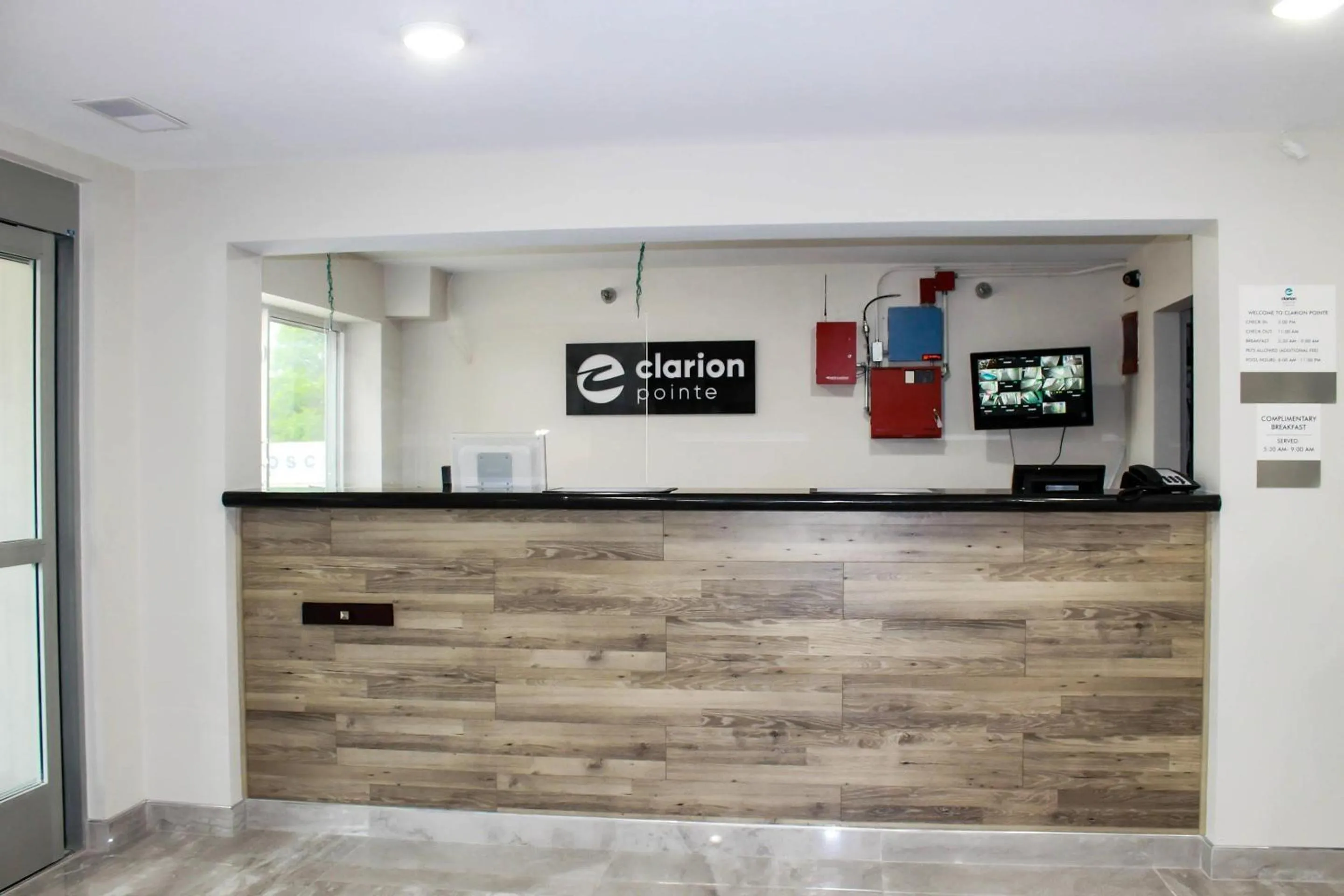 Lobby or reception in Clarion Pointe Bettendorf - Quad Cities