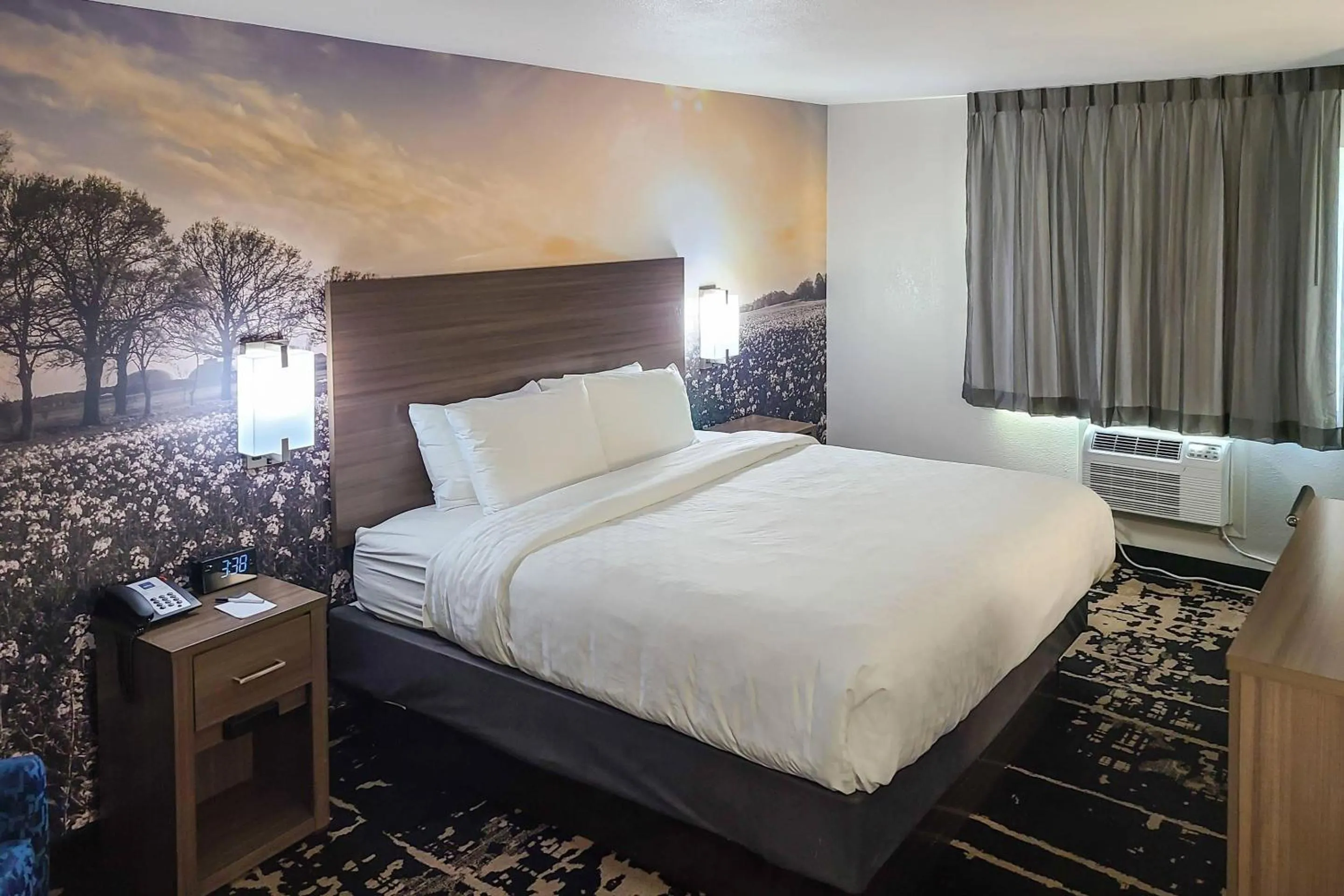 Bedroom, Bed in Clarion Pointe Bettendorf - Quad Cities