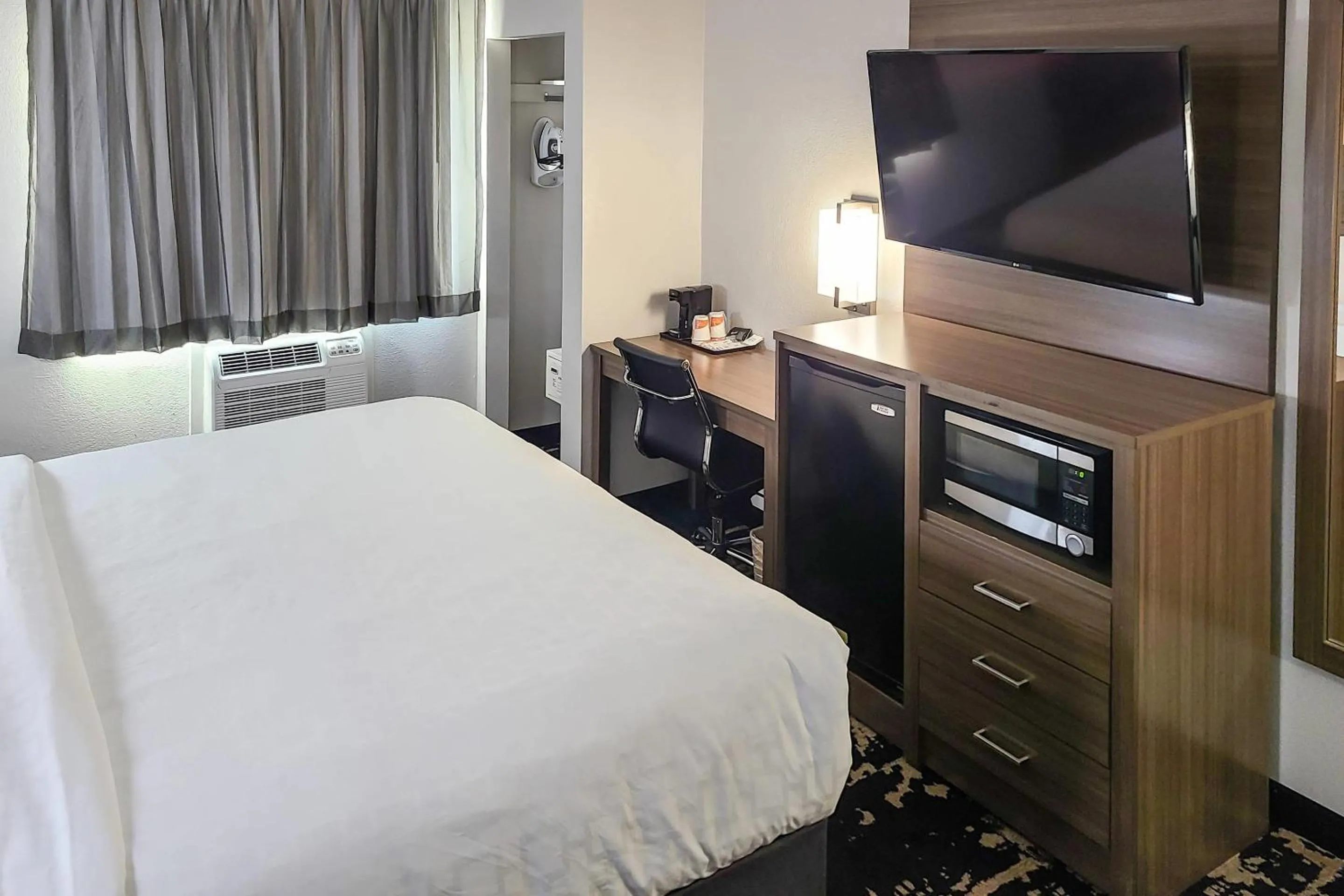 Bedroom, Bed in Clarion Pointe Bettendorf - Quad Cities