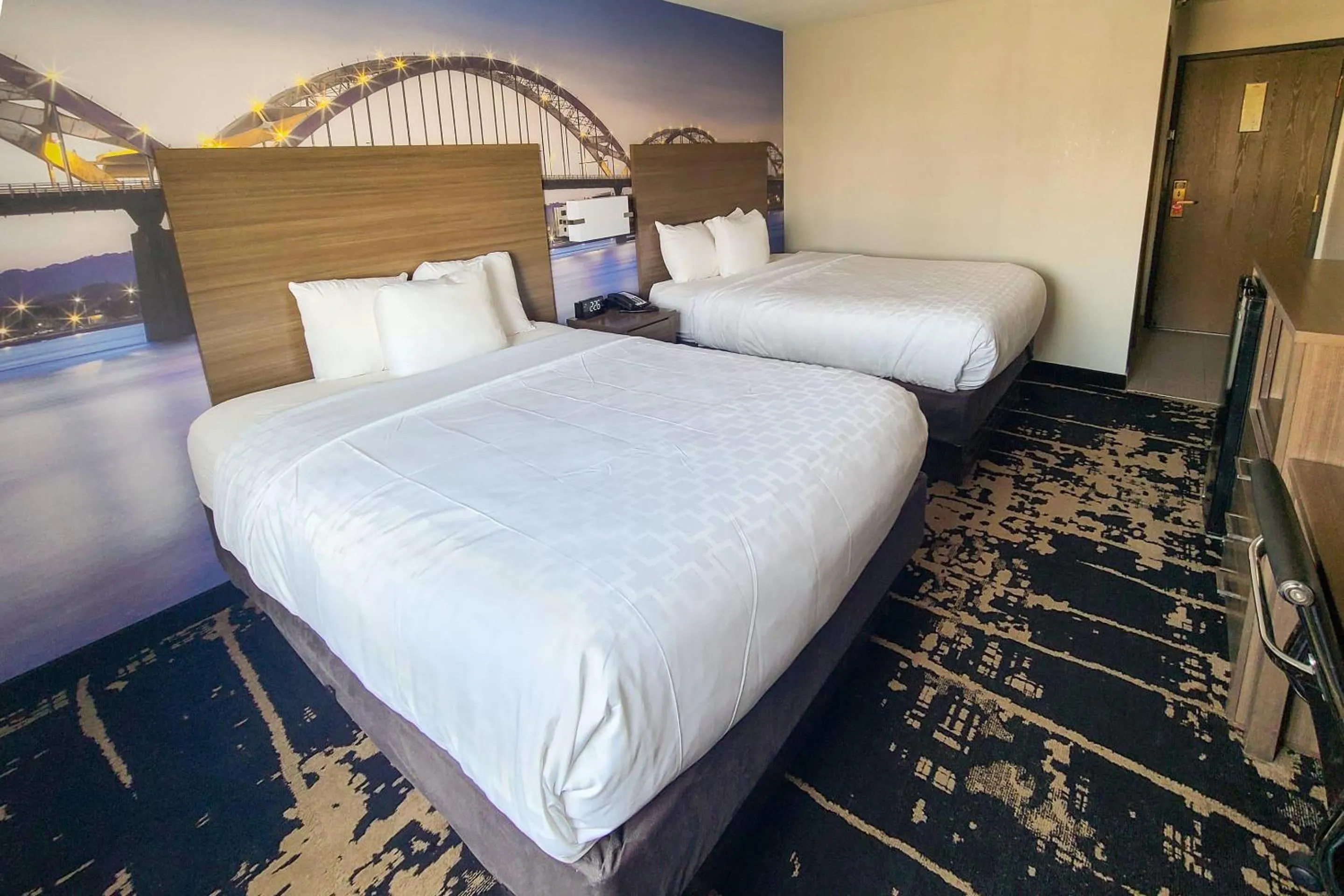 Bedroom, Bed in Clarion Pointe Bettendorf - Quad Cities