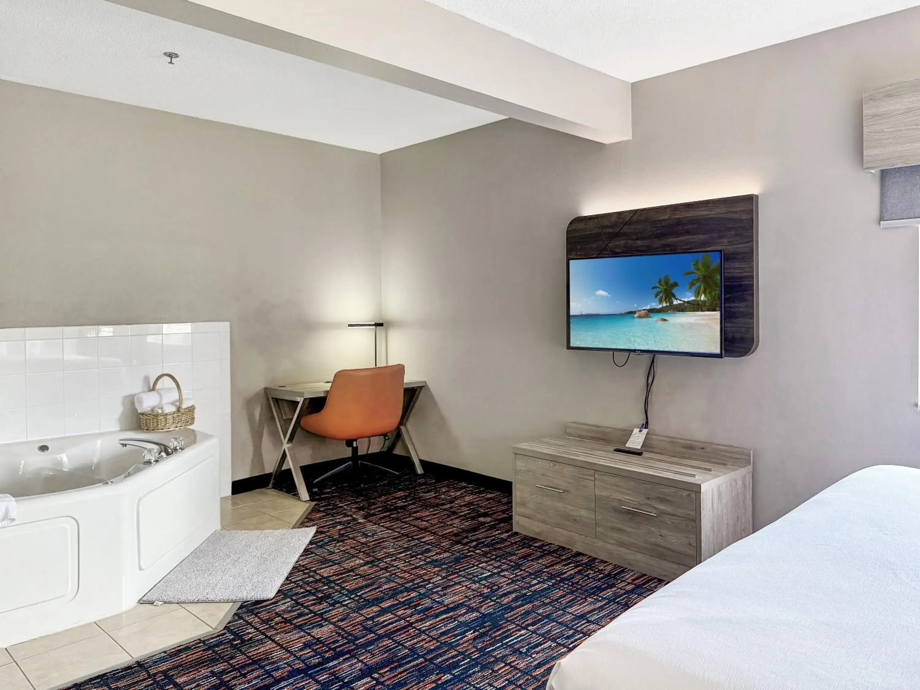 King Suite with Spa Bath in Reston Inn & Suites King Suite with Spa Bath in Reston Inn & Suites