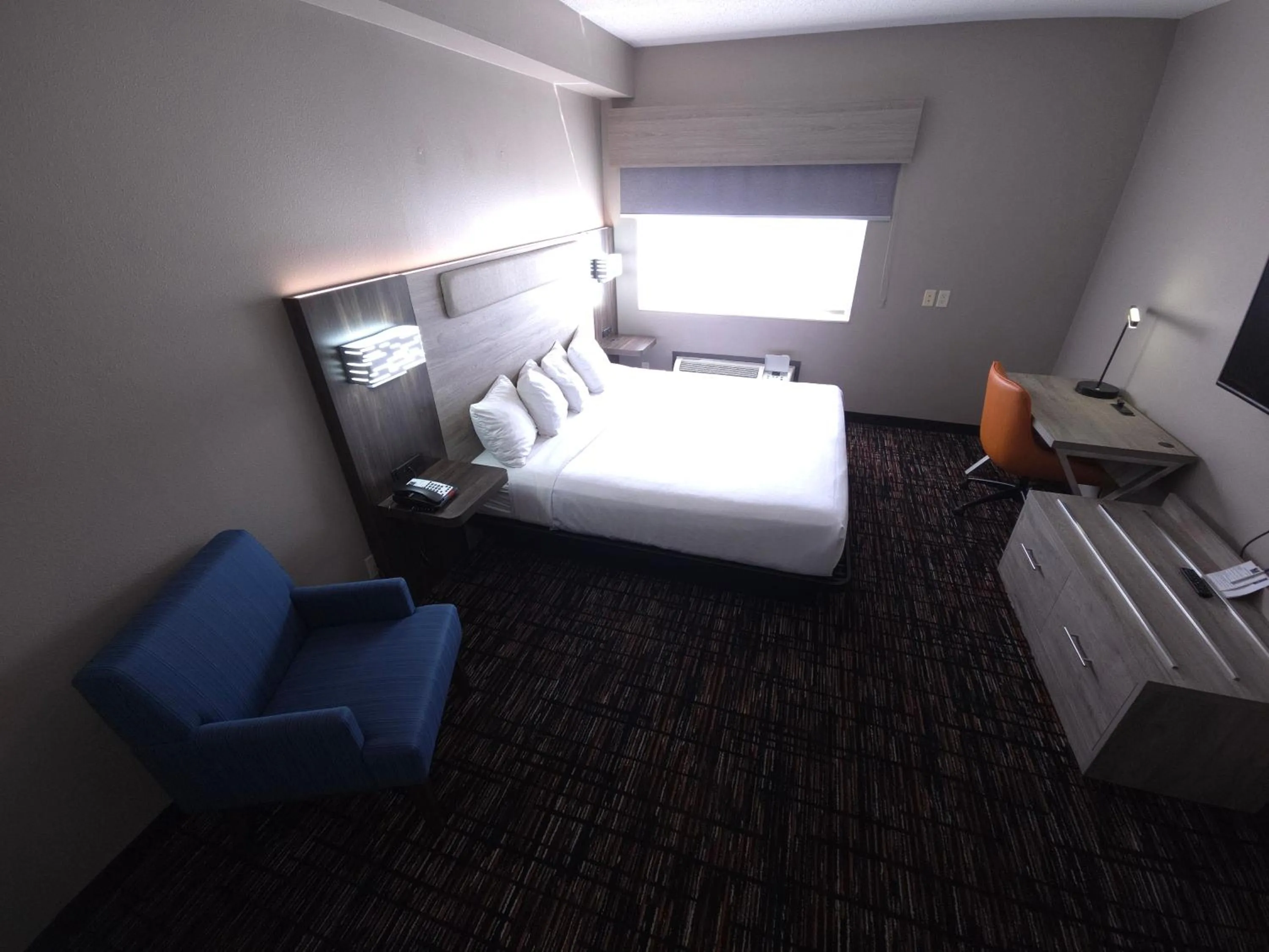 Bed in Reston Inn & Suites