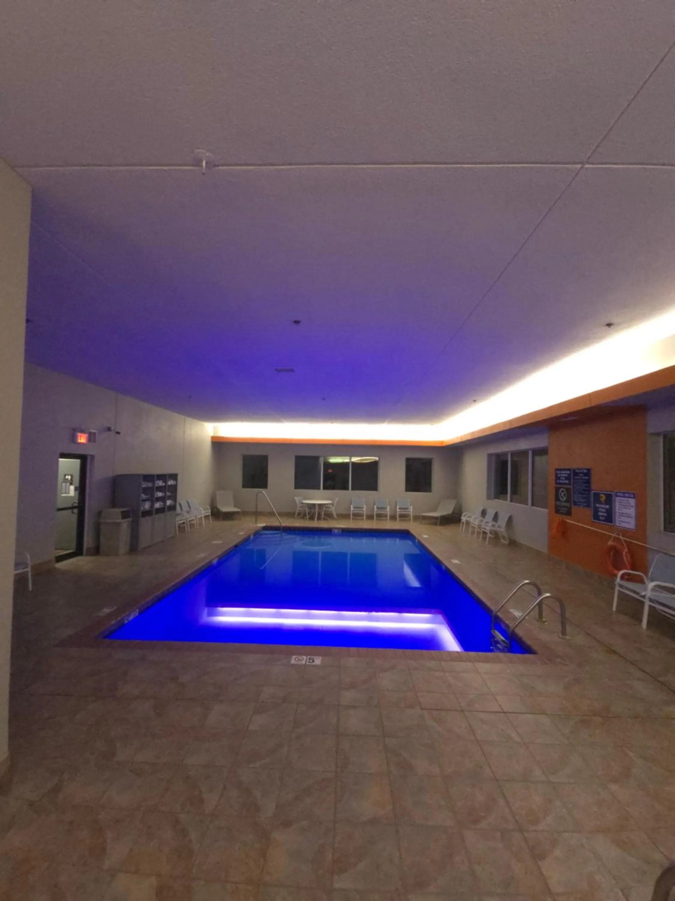 Swimming pool in Reston Inn & Suites