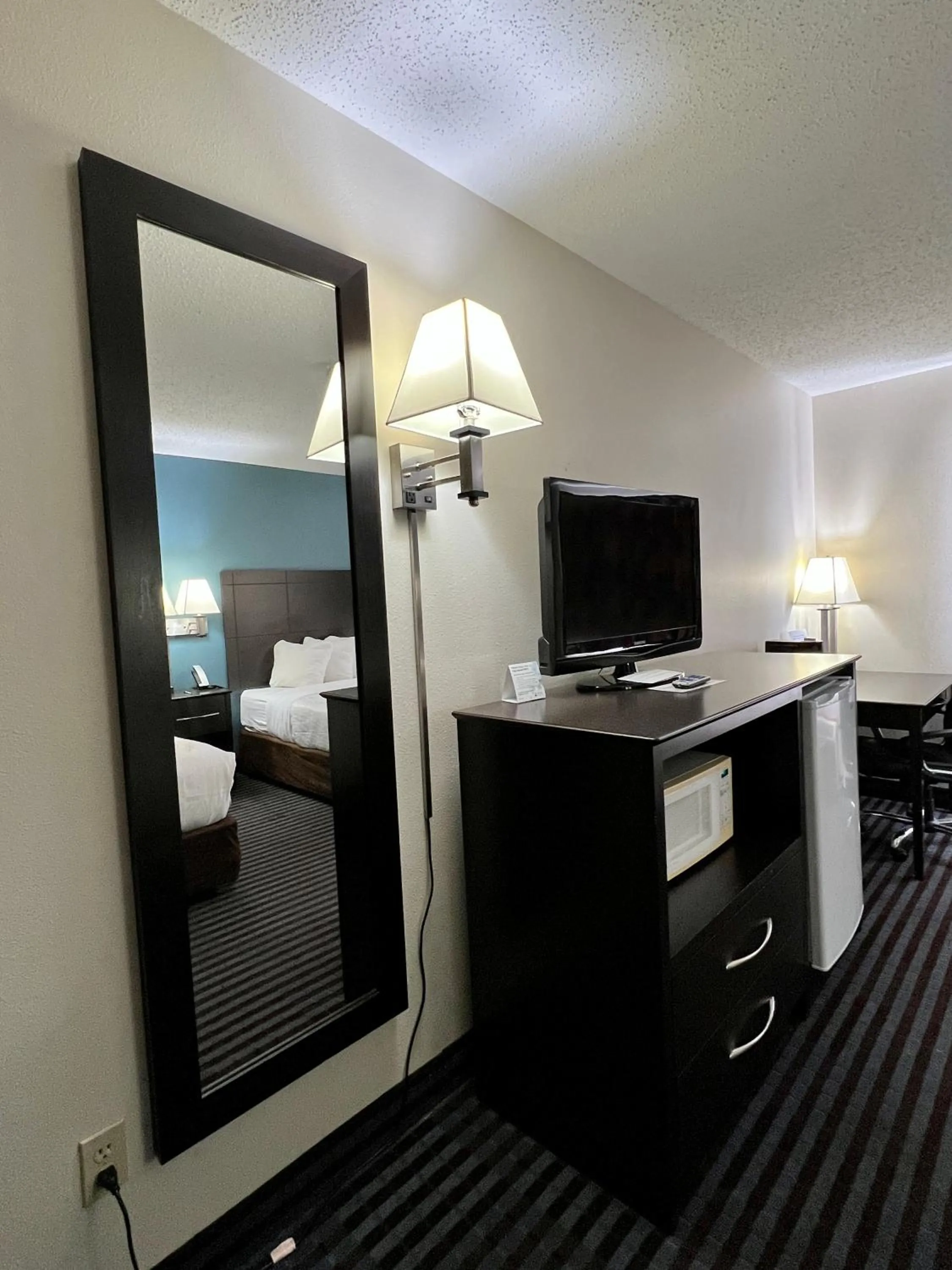 Superior King Suite in Reston Inn & Suites