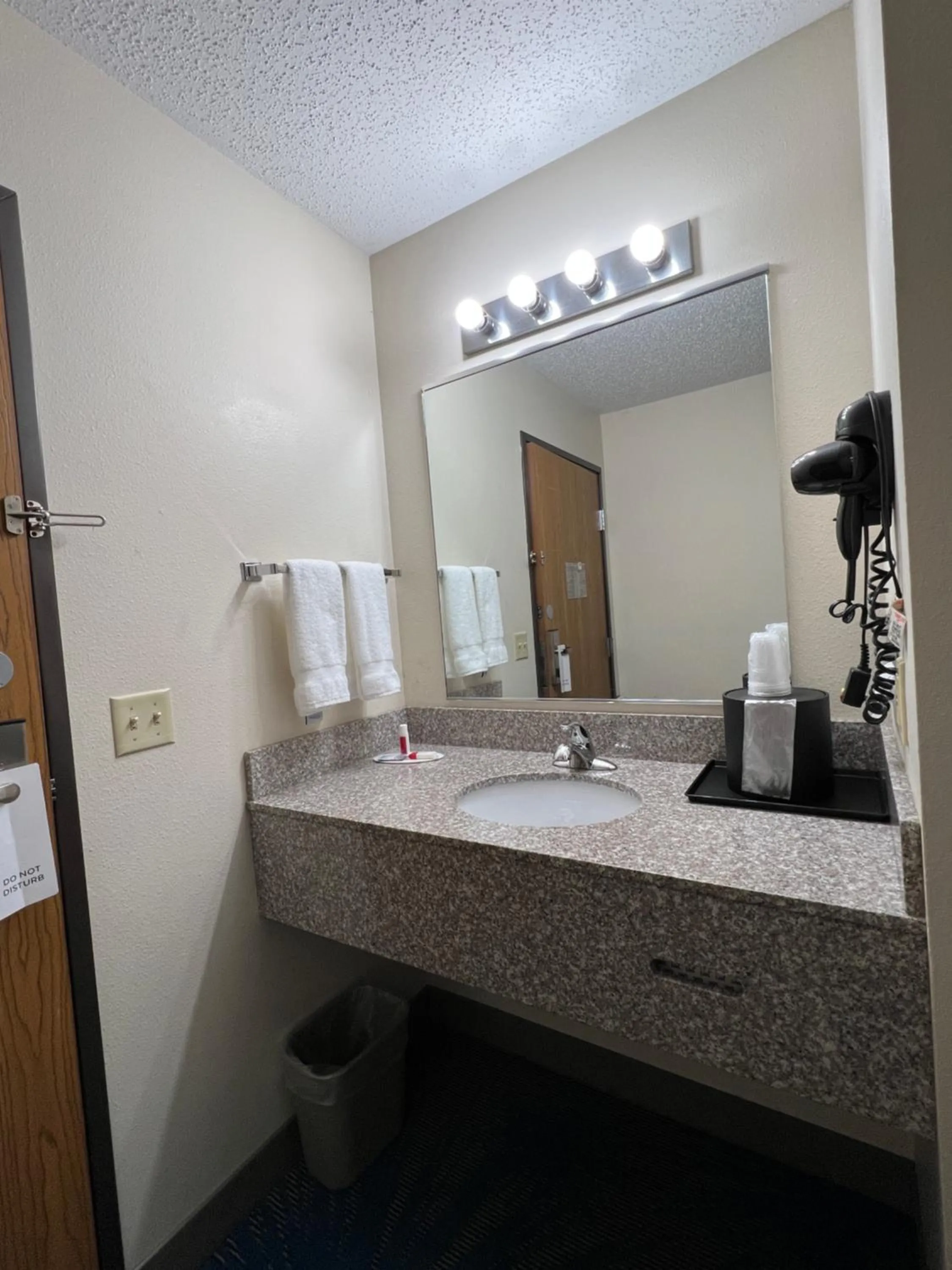 Deluxe Triple Room in Reston Inn & Suites