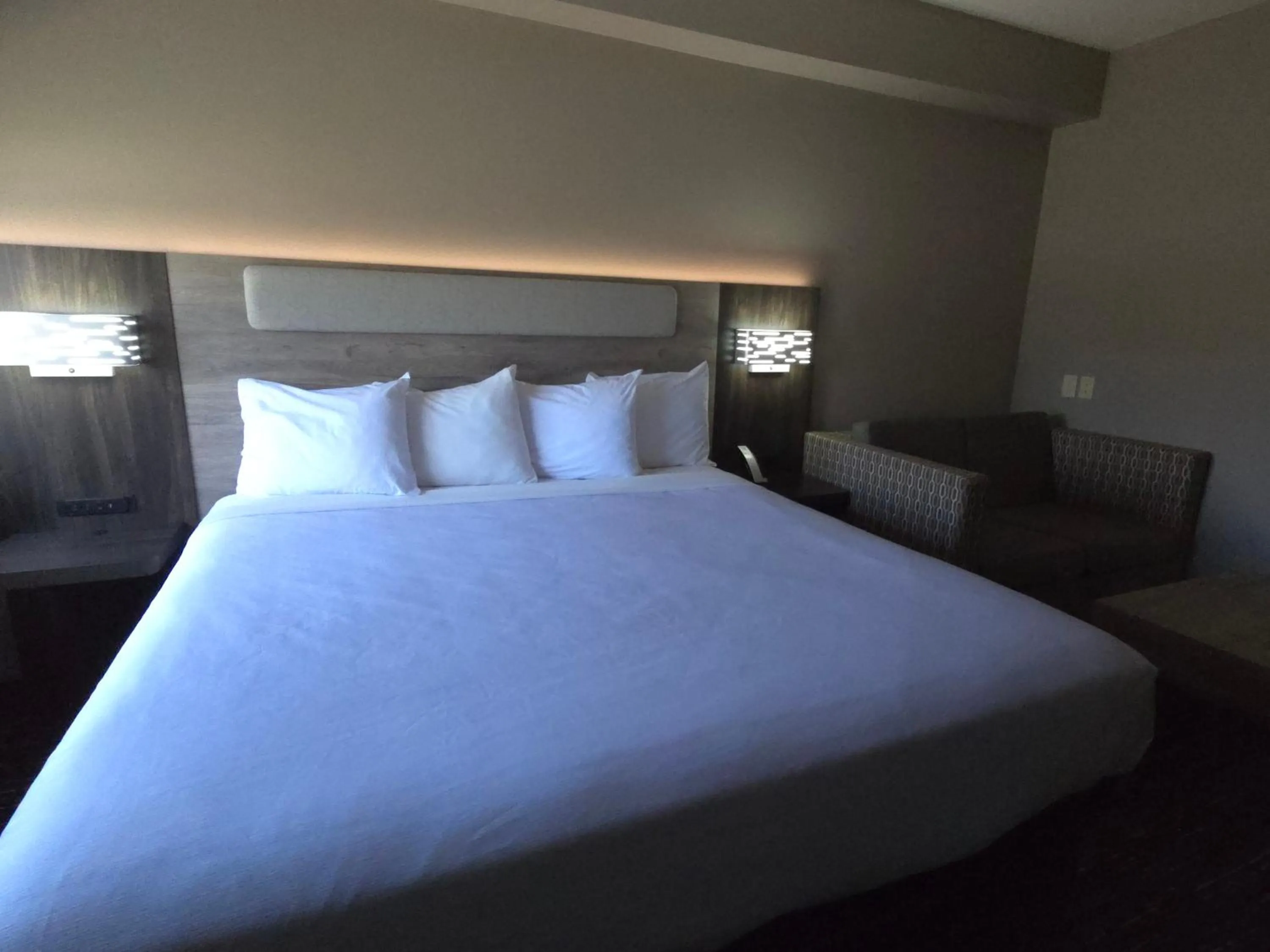 Bed in Reston Inn & Suites