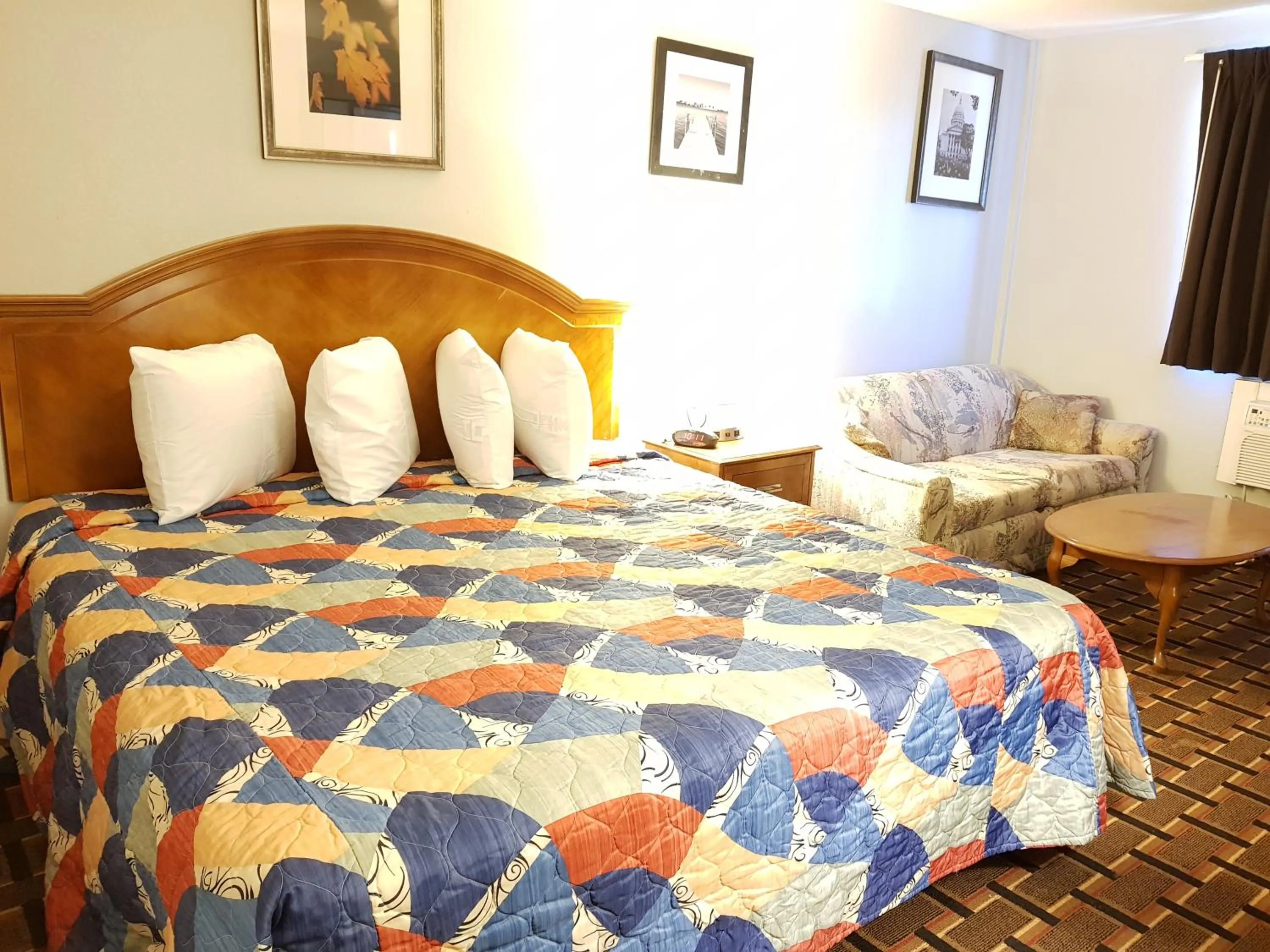 Bed in Le Mars Inn and Suites