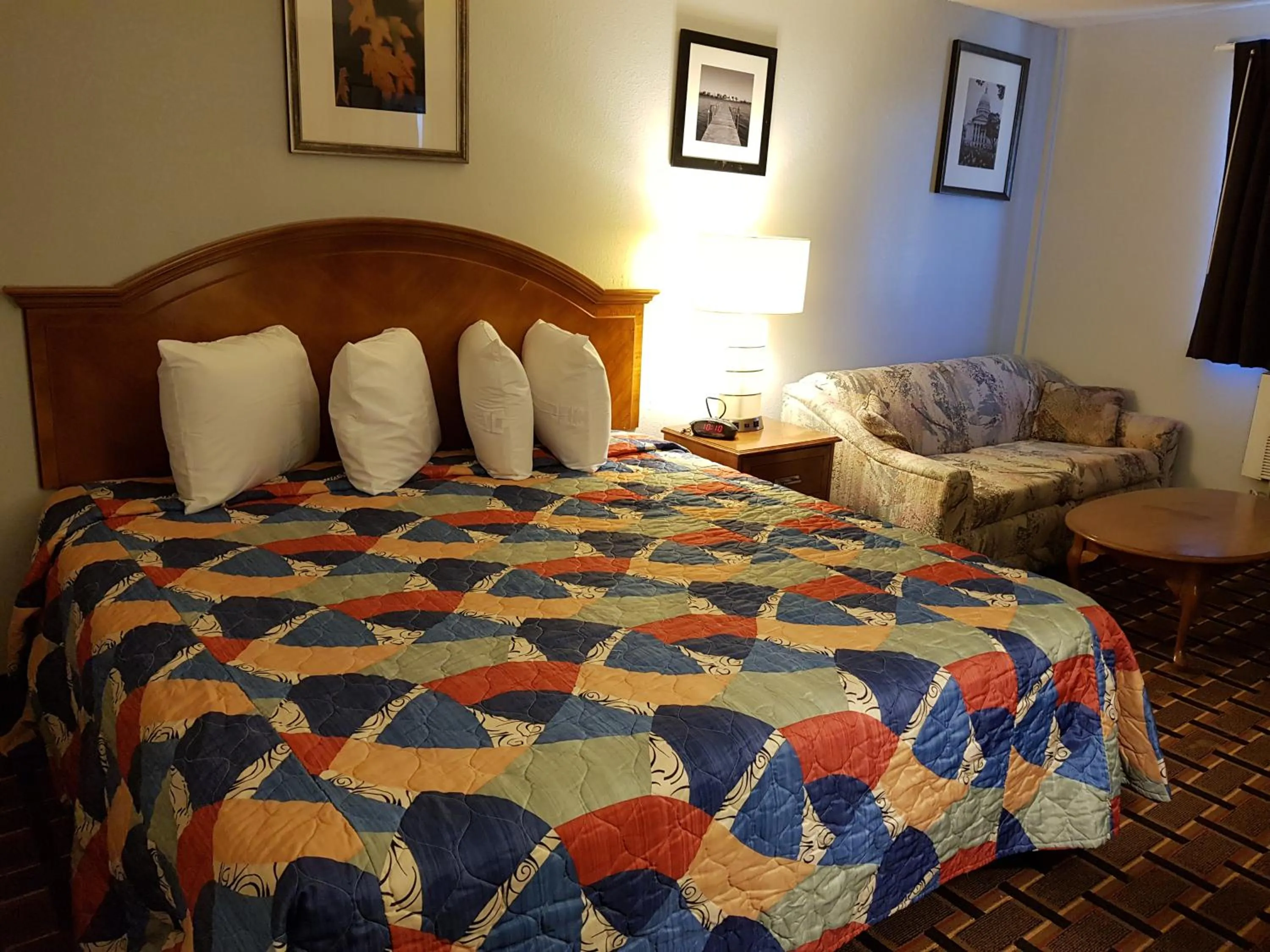 Bed in Le Mars Inn and Suites