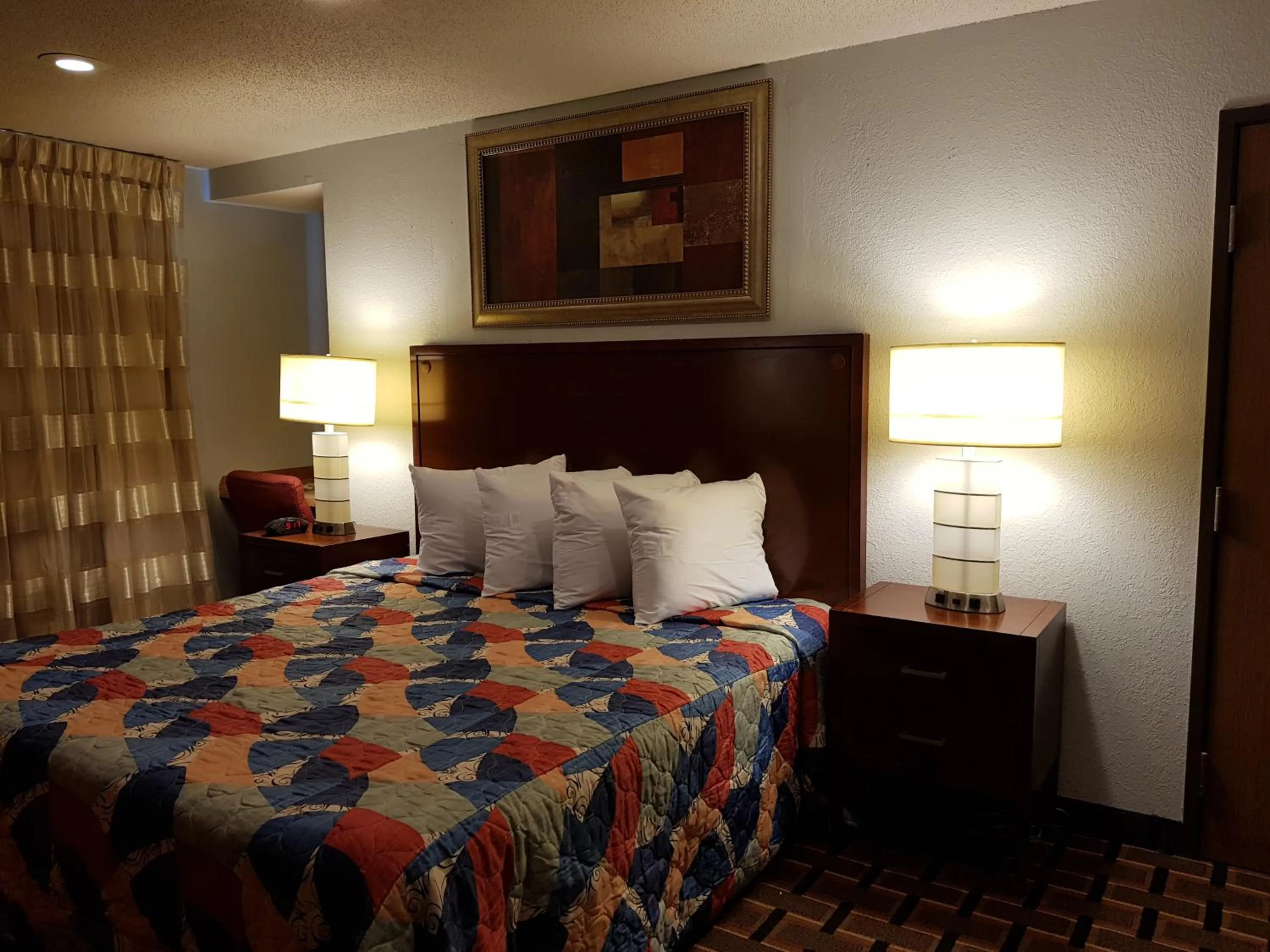 Bed in Le Mars Inn and Suites