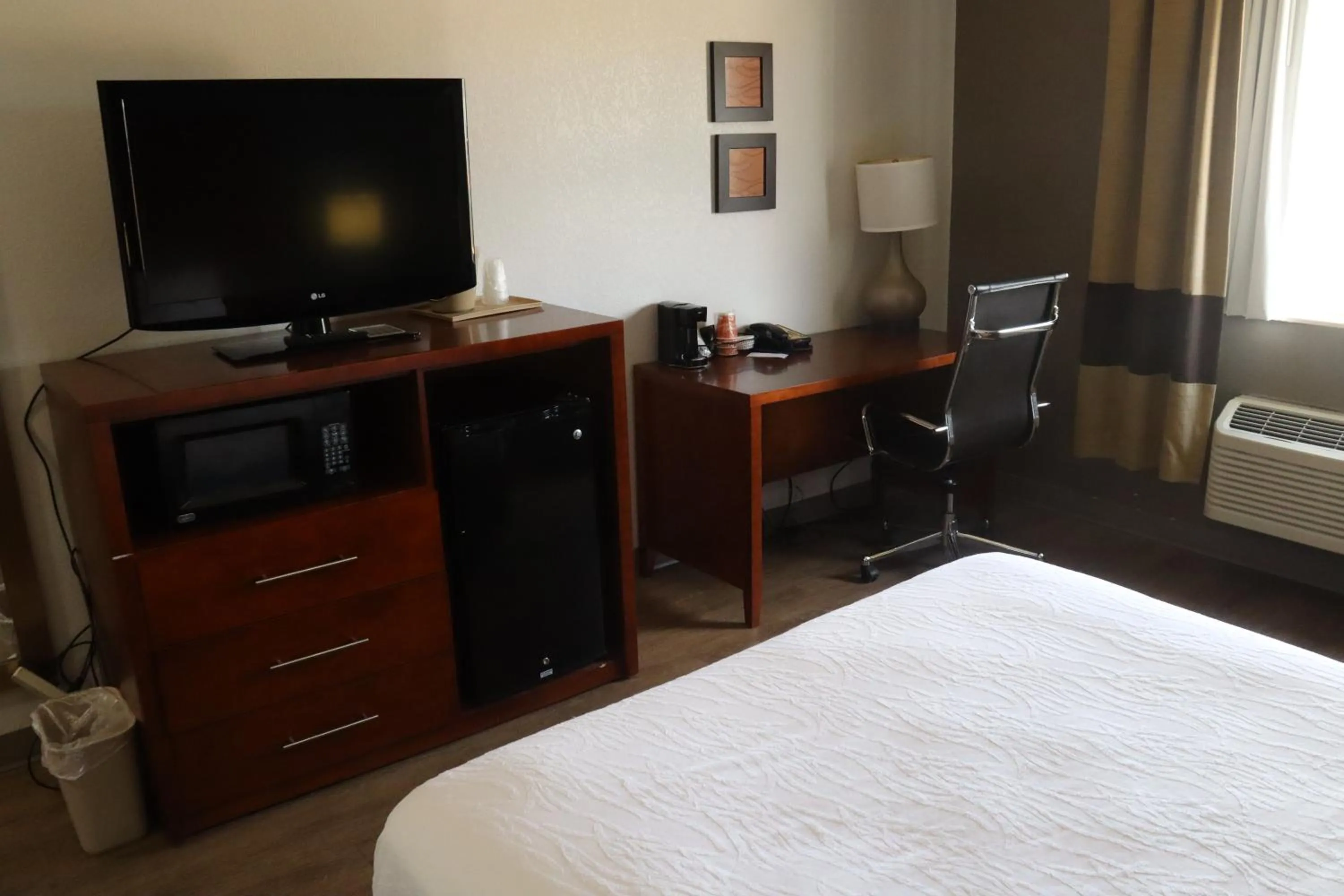 Bedroom, Bed in Comfort Inn & Suites Coralville - Iowa City near Iowa River Landing