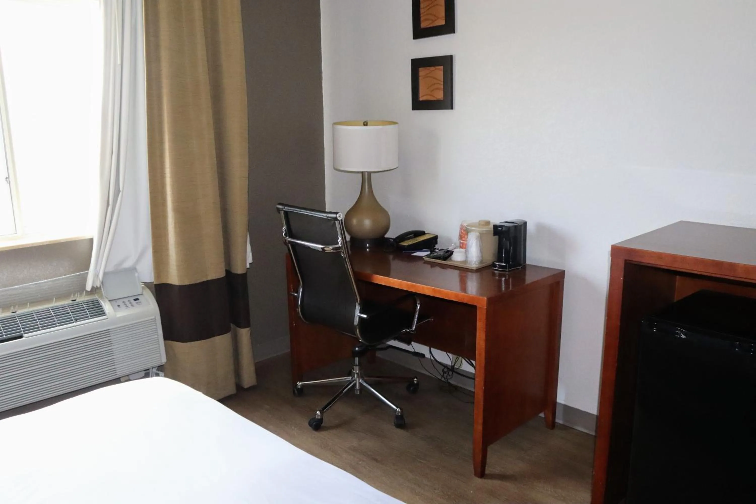 furniture, Bed in Comfort Inn & Suites Coralville - Iowa City near Iowa River Landing