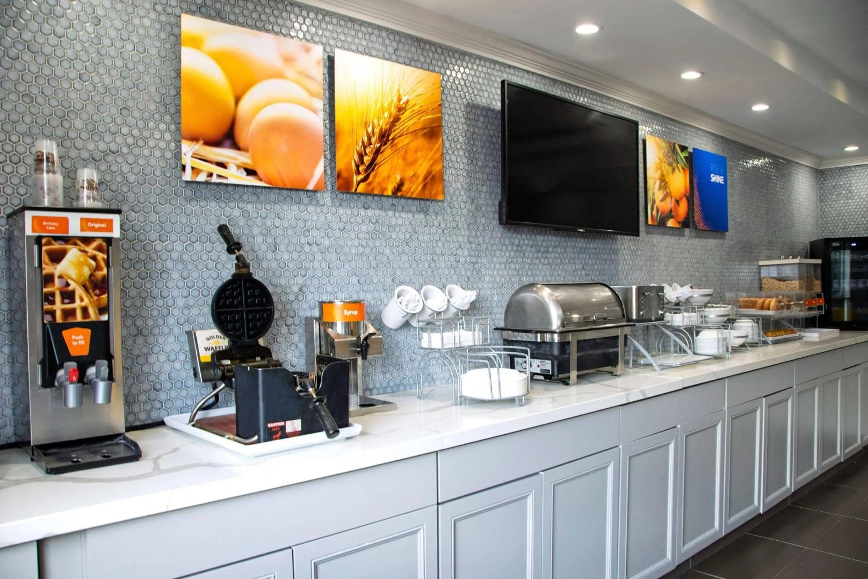 Breakfast in Comfort Inn & Suites Coralville - Iowa City near Iowa River Landing