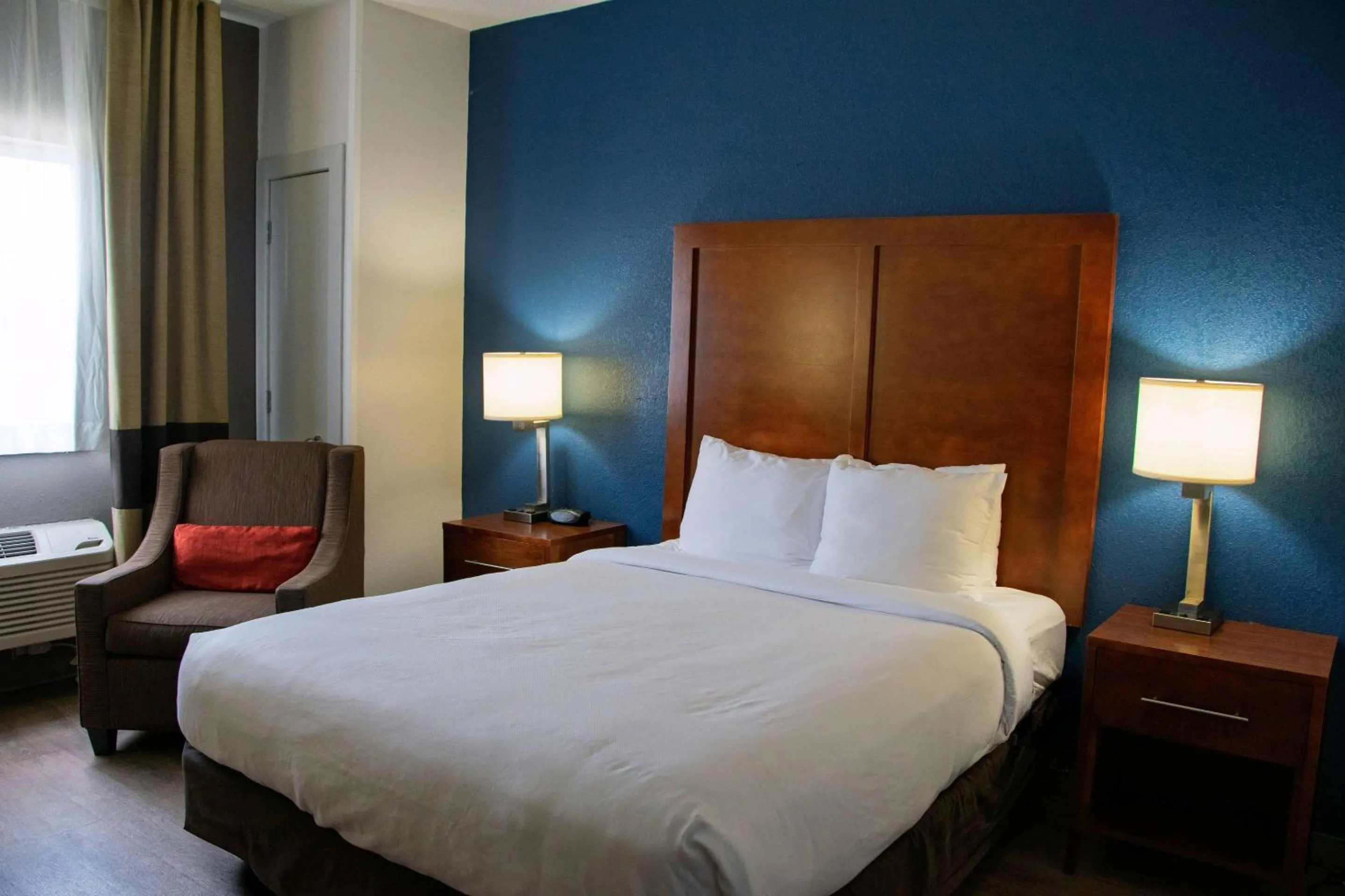 Bedroom, Bed in Comfort Inn & Suites Coralville - Iowa City near Iowa River Landing