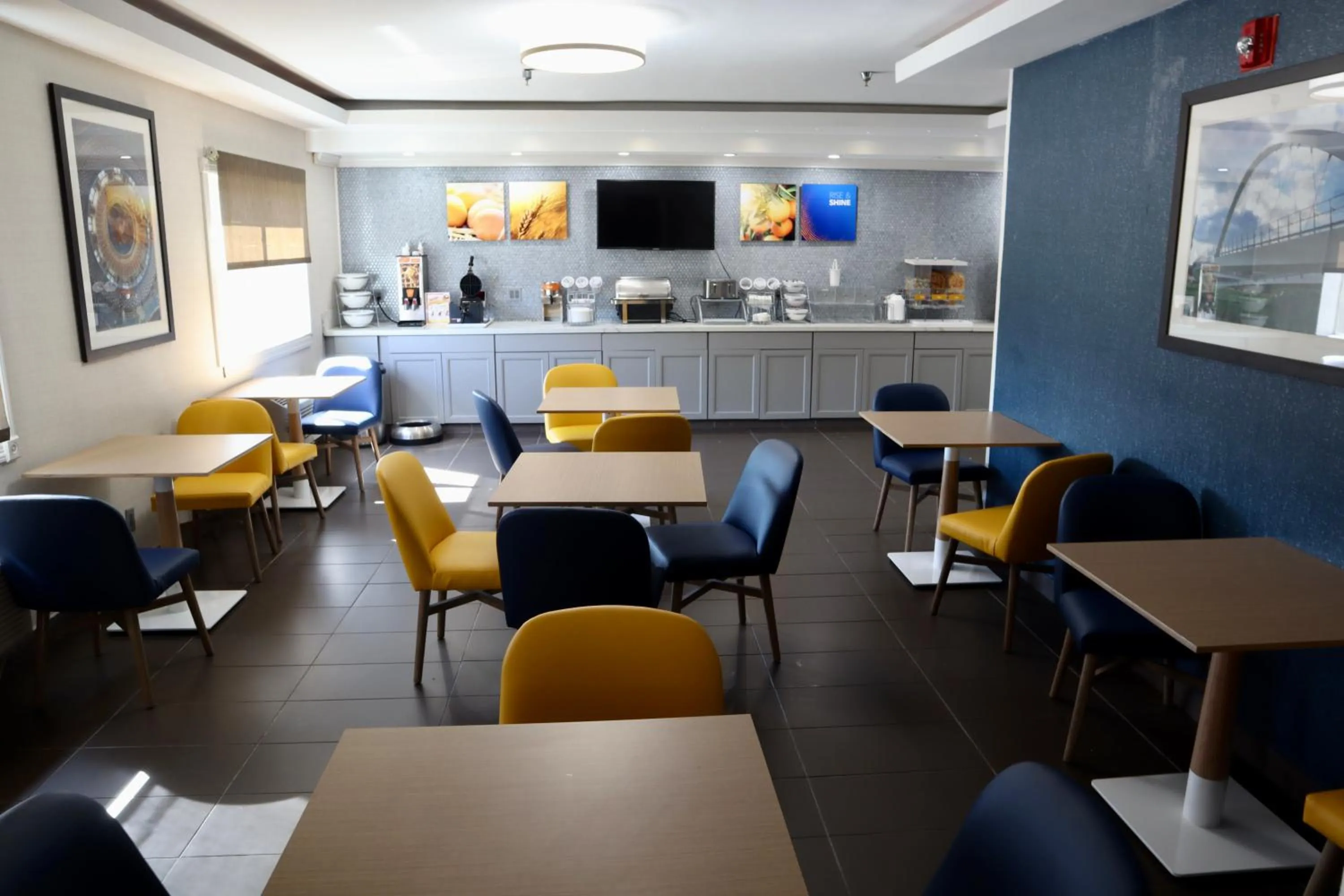 Breakfast in Comfort Inn & Suites Coralville - Iowa City near Iowa River Landing