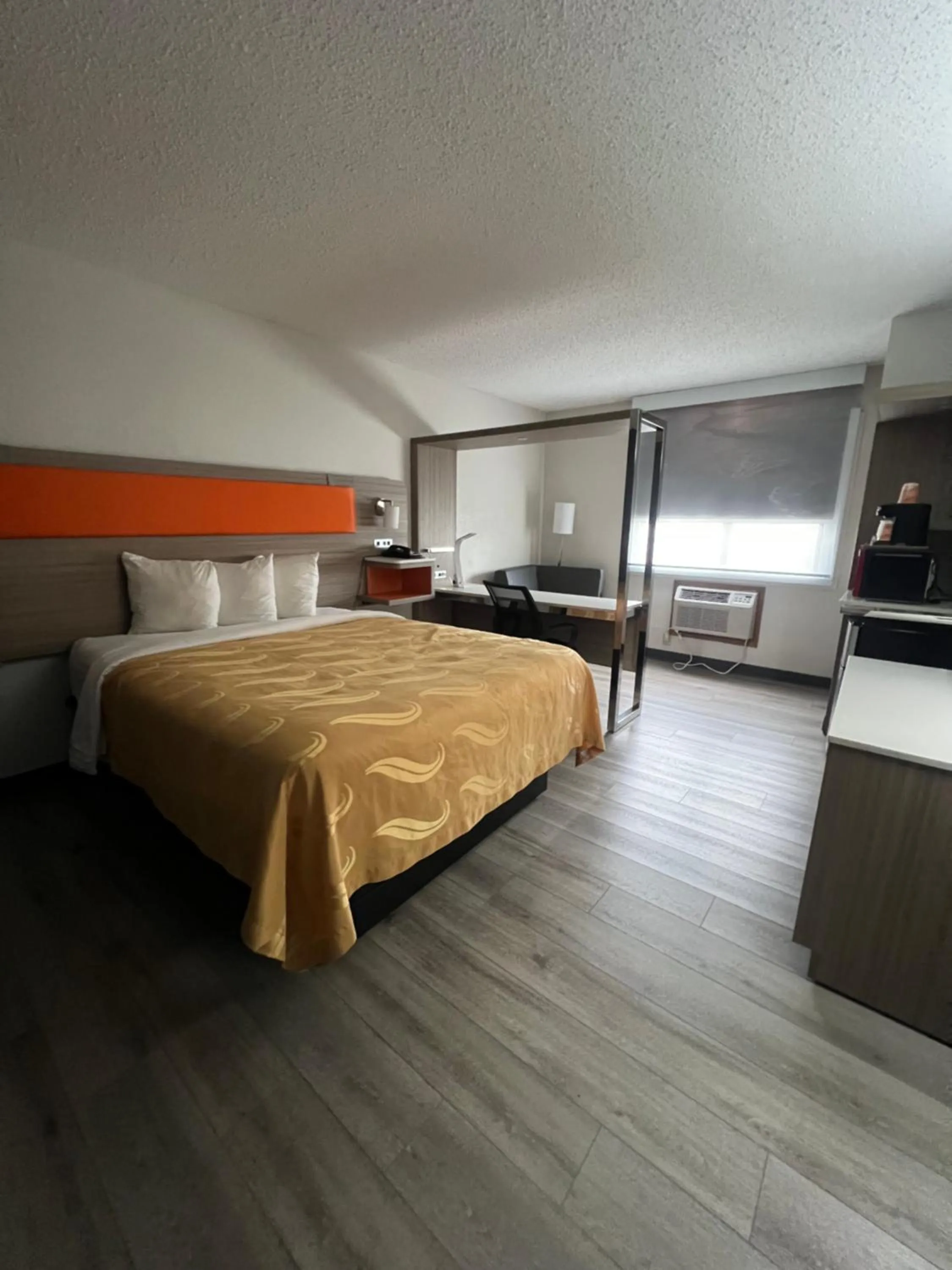 Bed in Quality Inn & Suites Ottumwa North