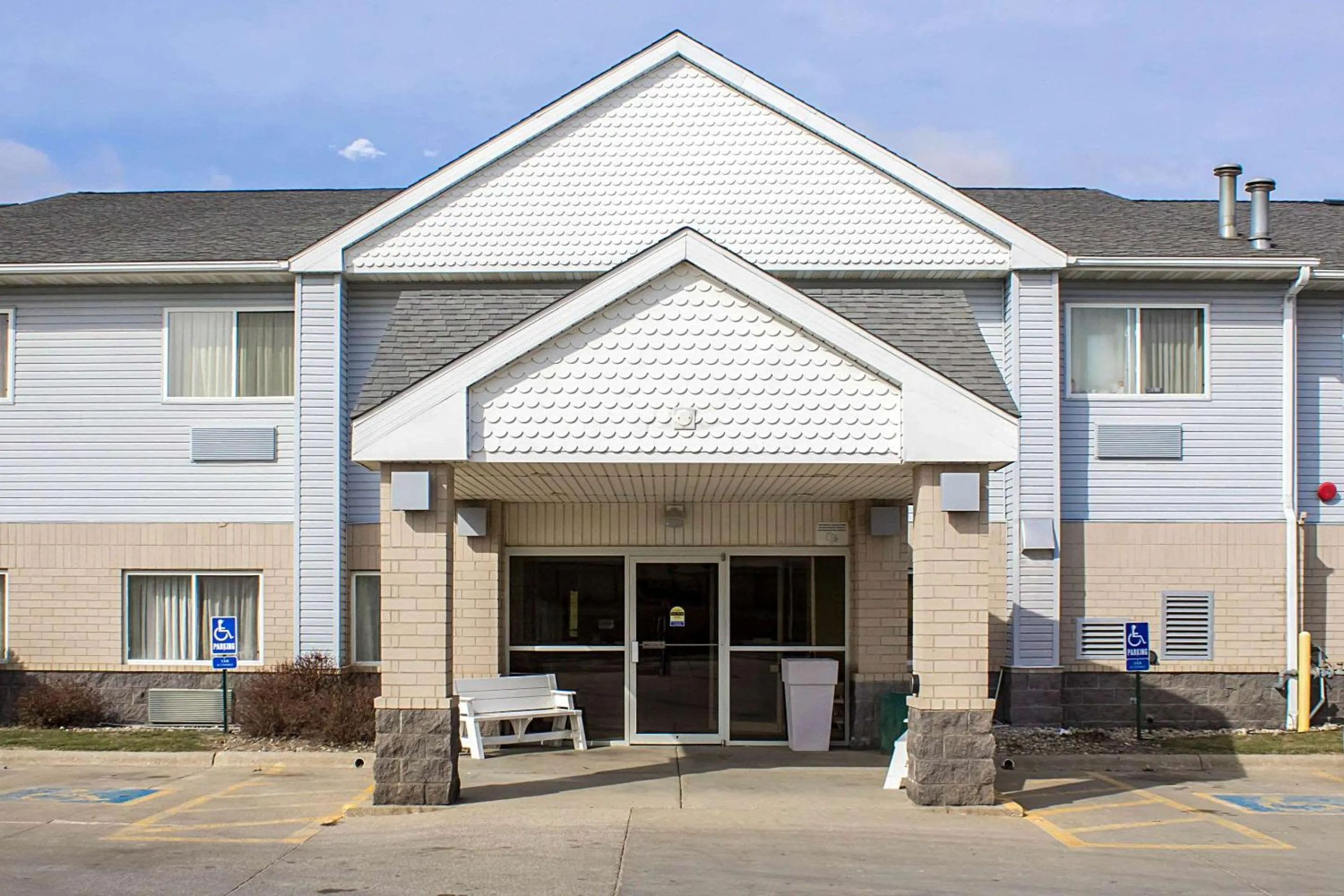 Property building in Quality Inn & Suites Sioux City Southeast