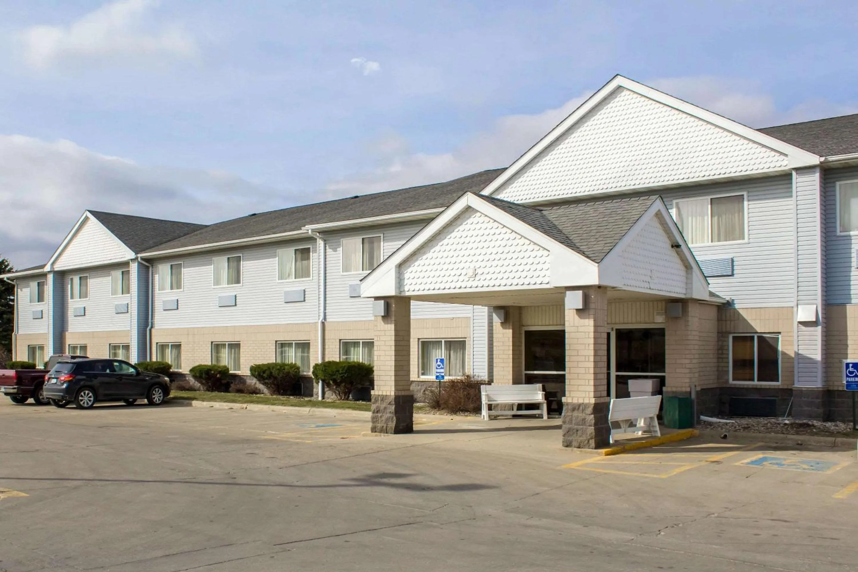 Property building in Quality Inn & Suites Sioux City Southeast
