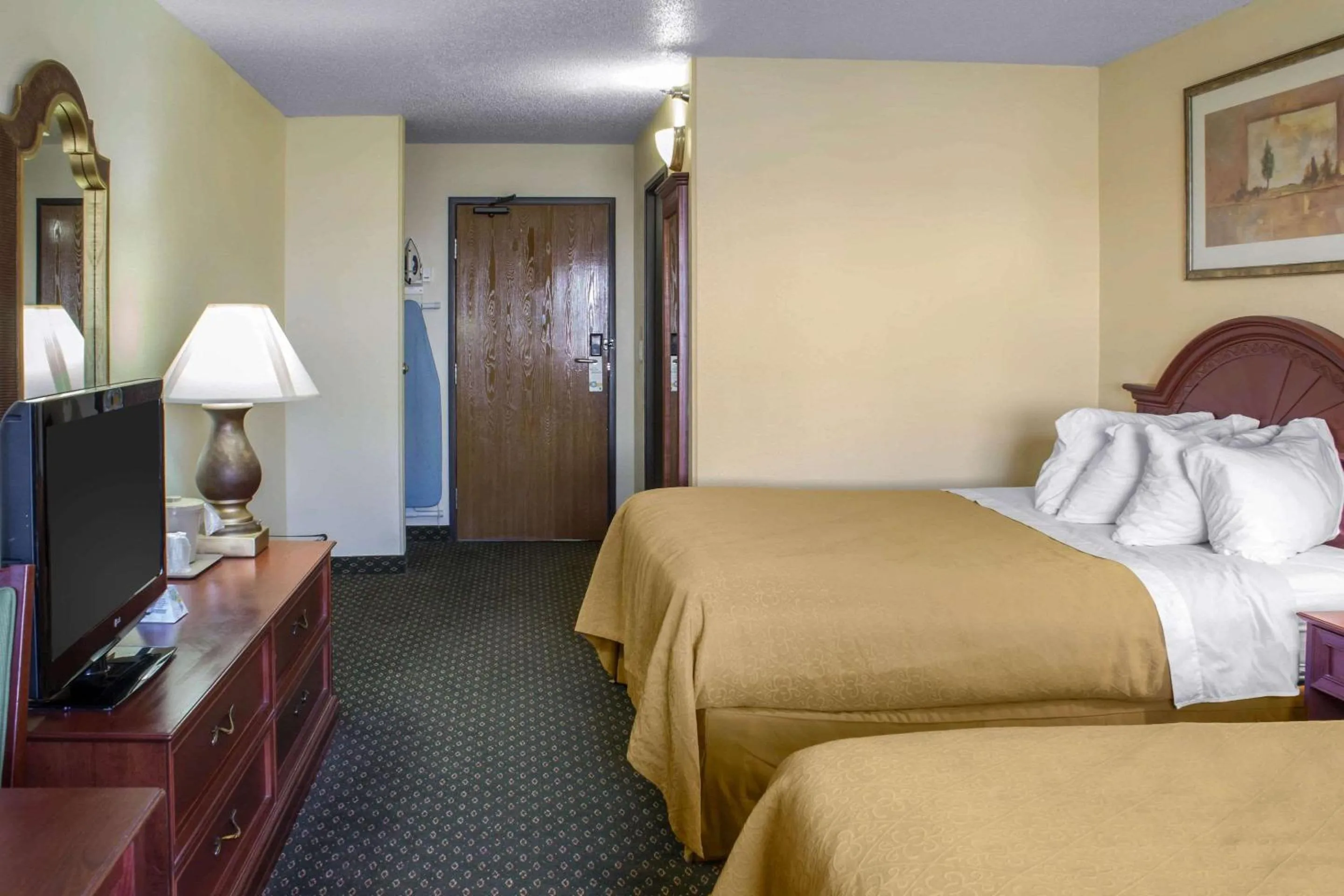 Photo of the whole room, Bed in Quality Inn & Suites Sioux City Southeast