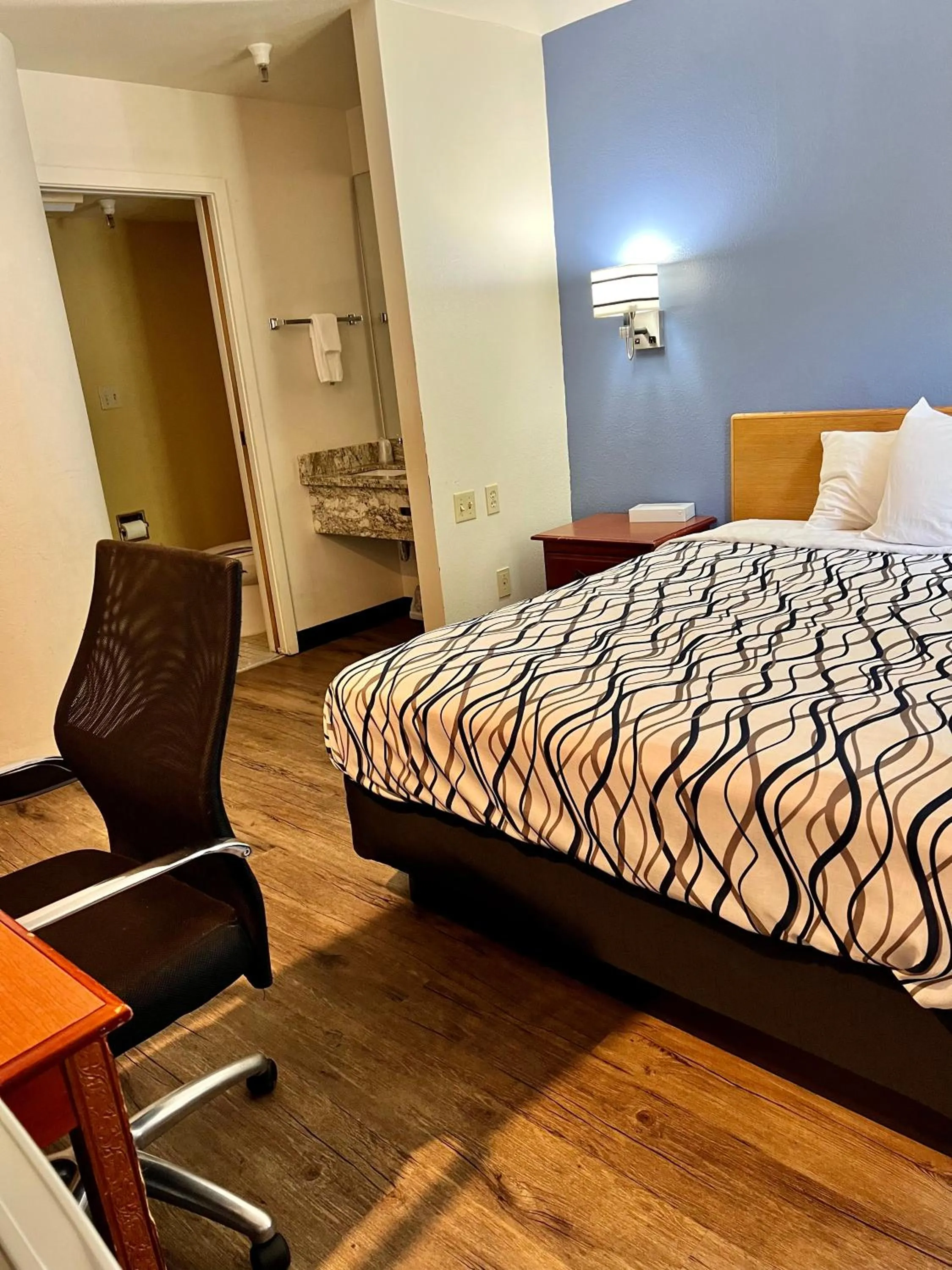 Photo of the whole room in Rodeway Inn Boise Airport