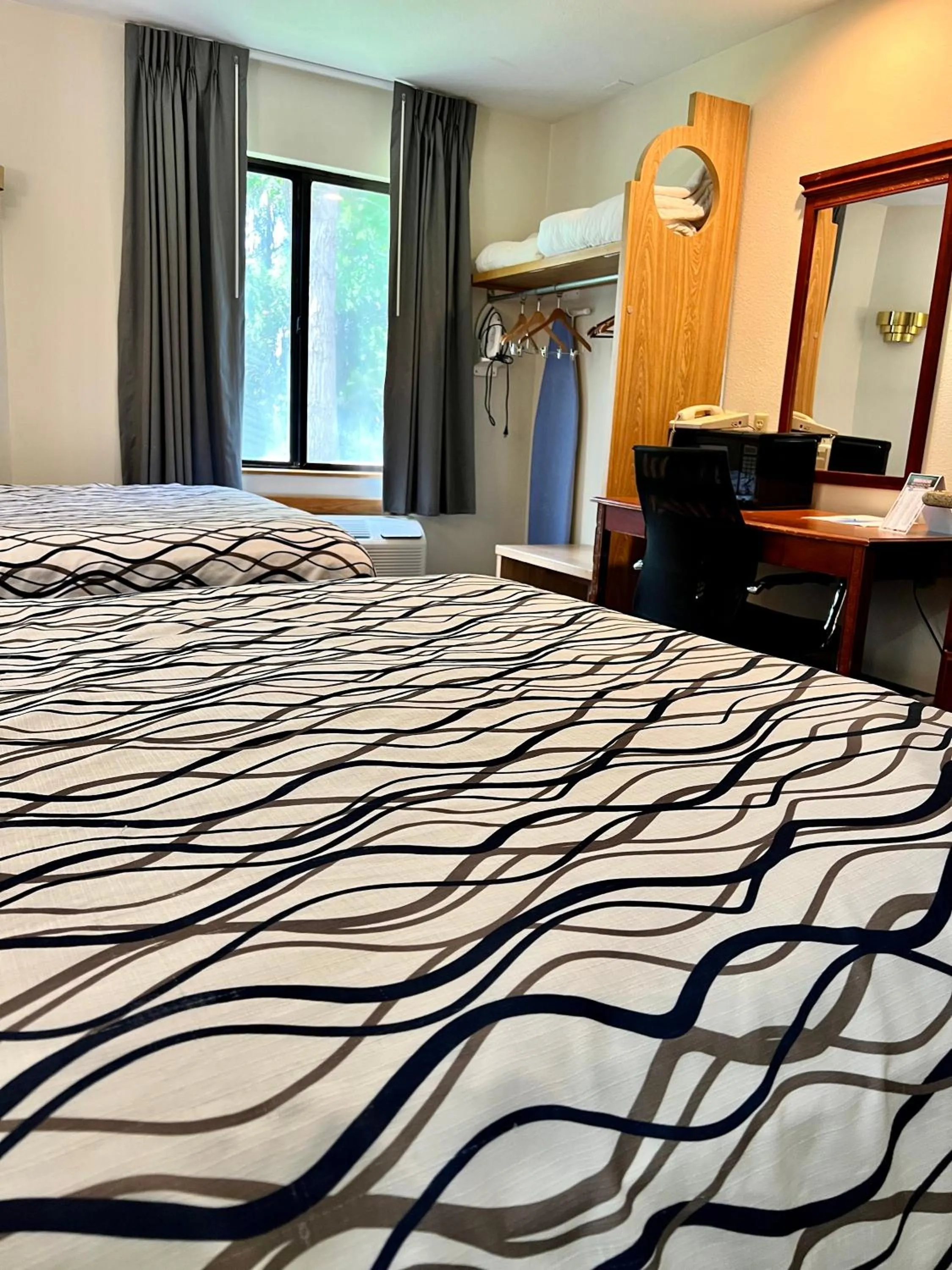 Bedroom in Rodeway Inn Boise Airport