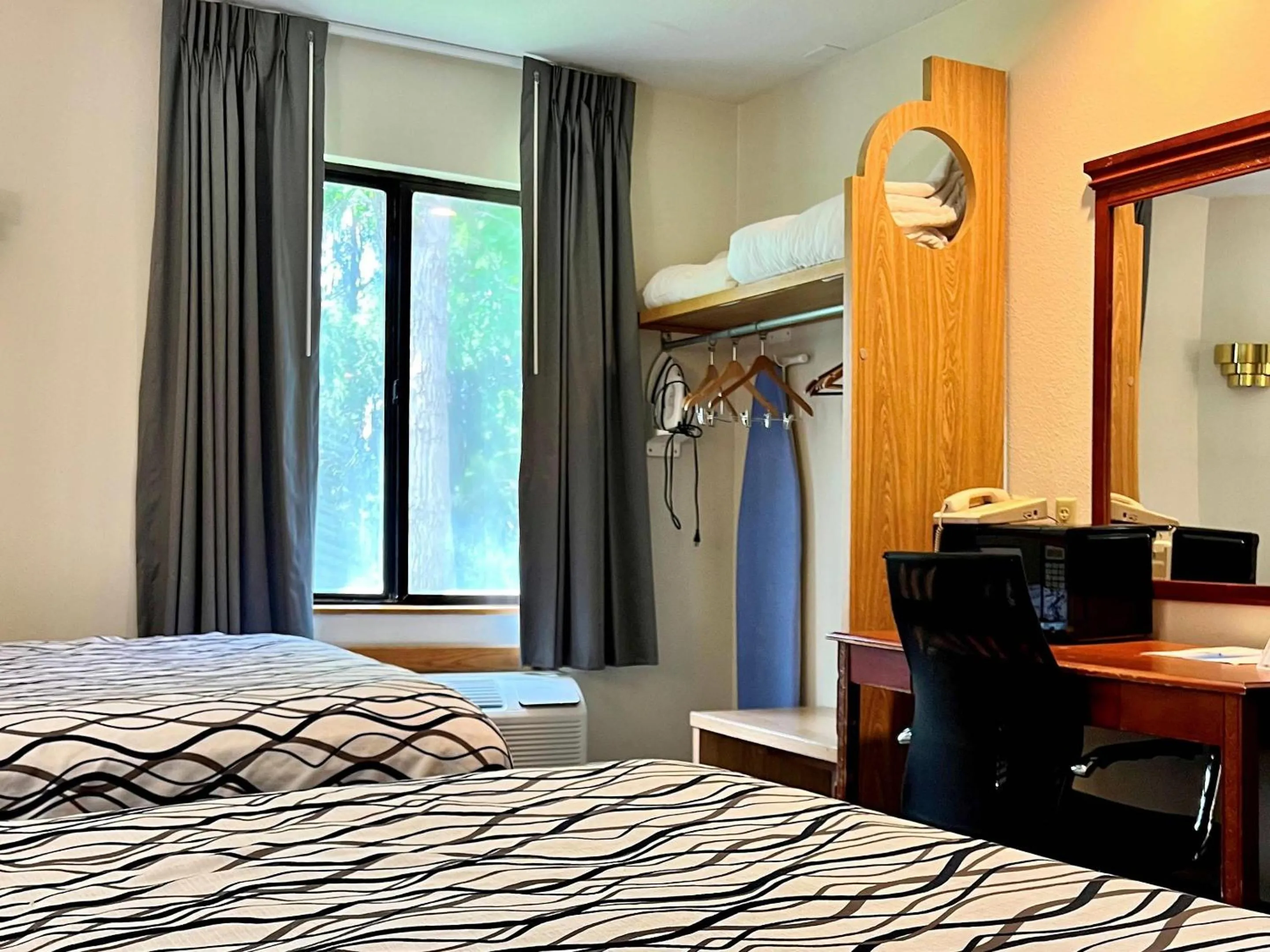 Bedroom in Rodeway Inn Boise Airport