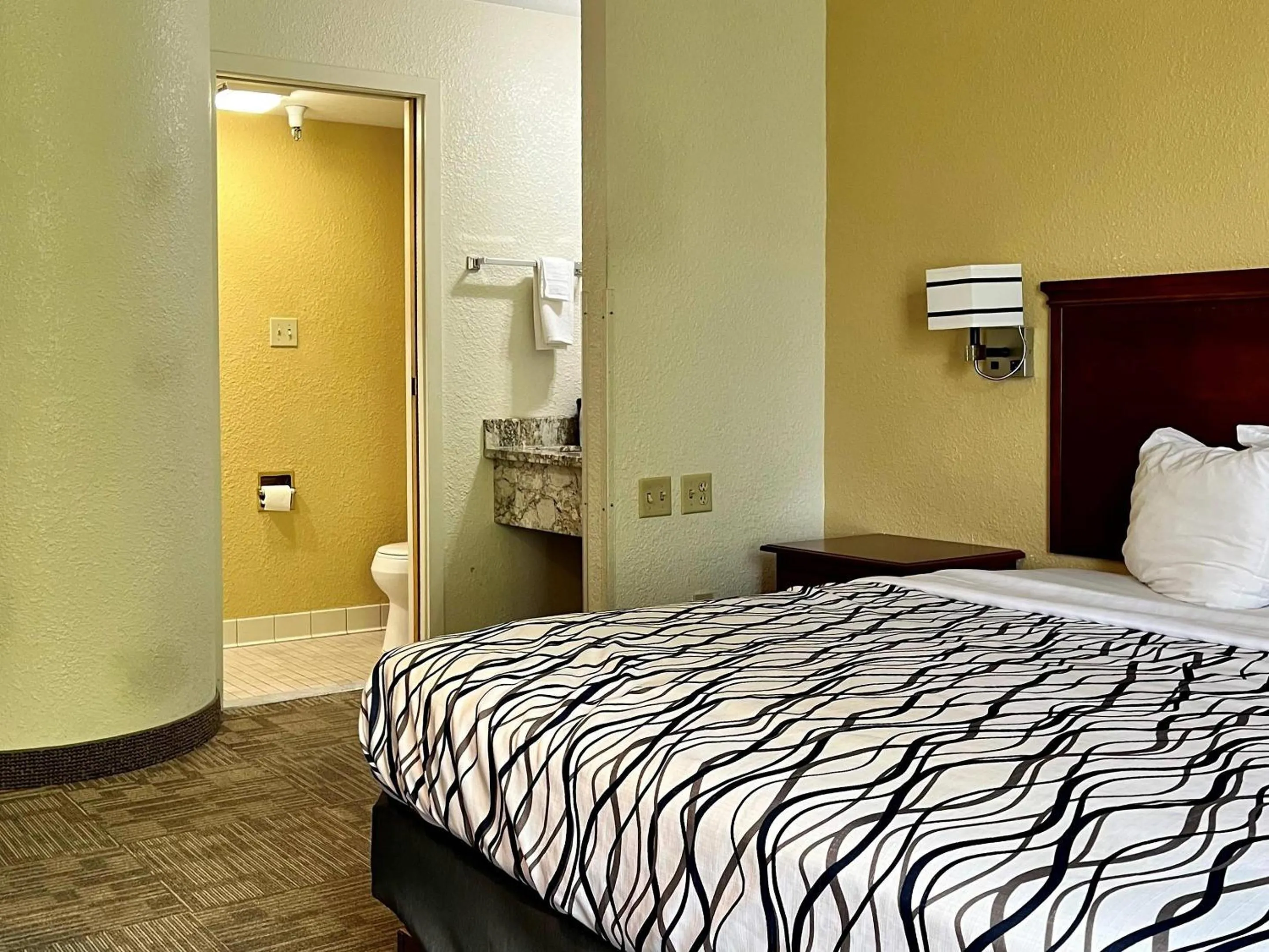 Bedroom in Rodeway Inn Boise Airport