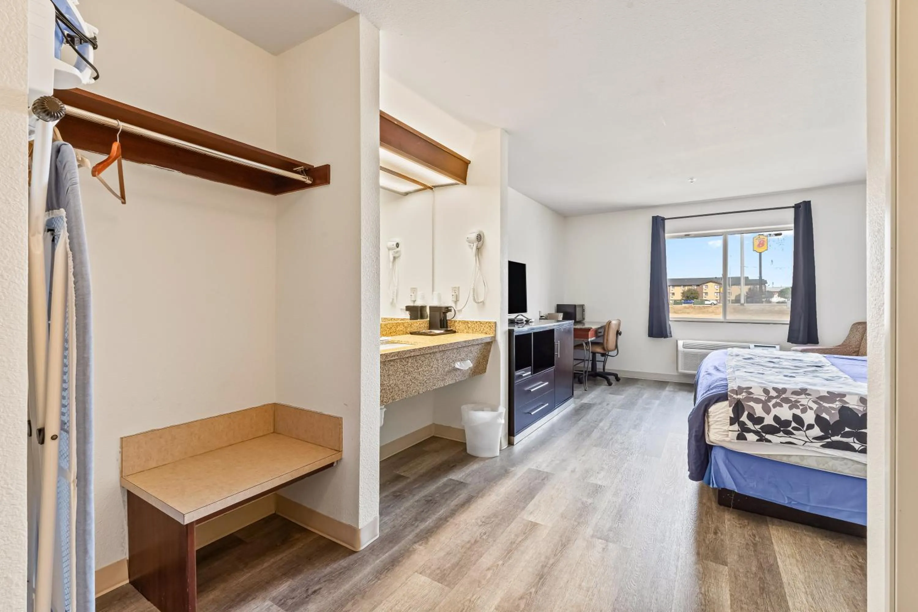 Bedroom, Bed in Rodeway Inn & Suites Nampa