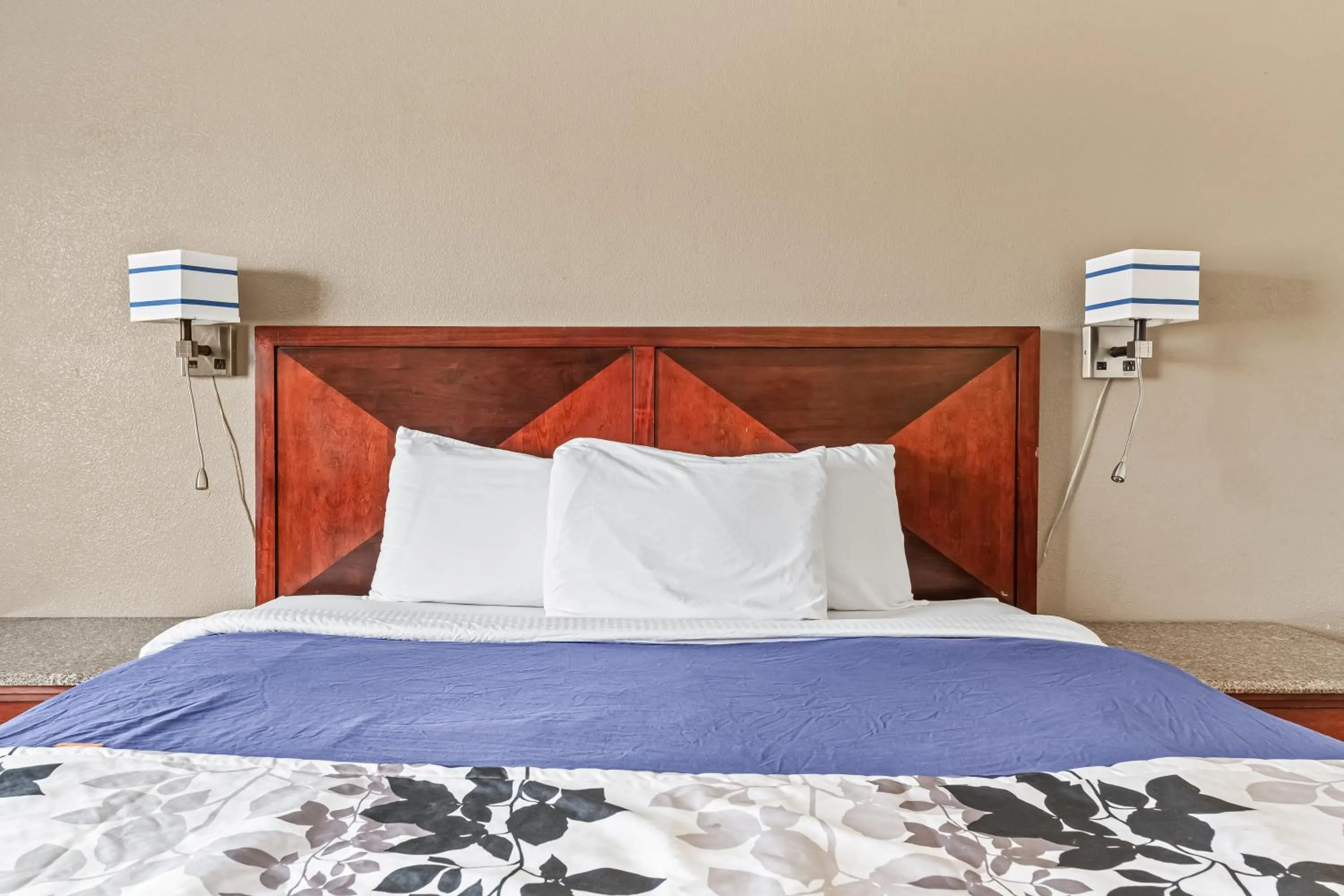 Bedroom, Bed in Rodeway Inn & Suites Nampa