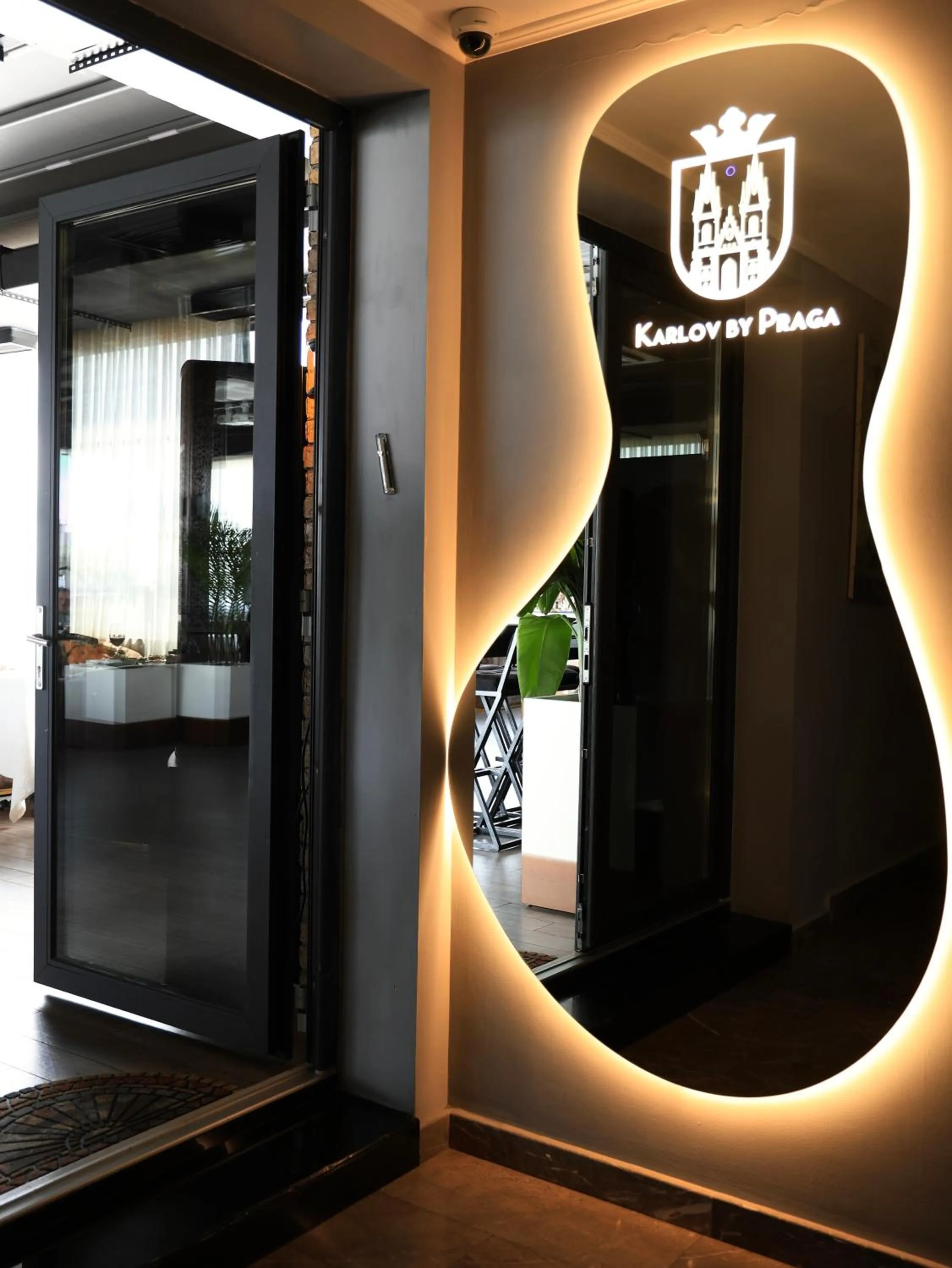 Restaurant/places to eat in Praga Hotel