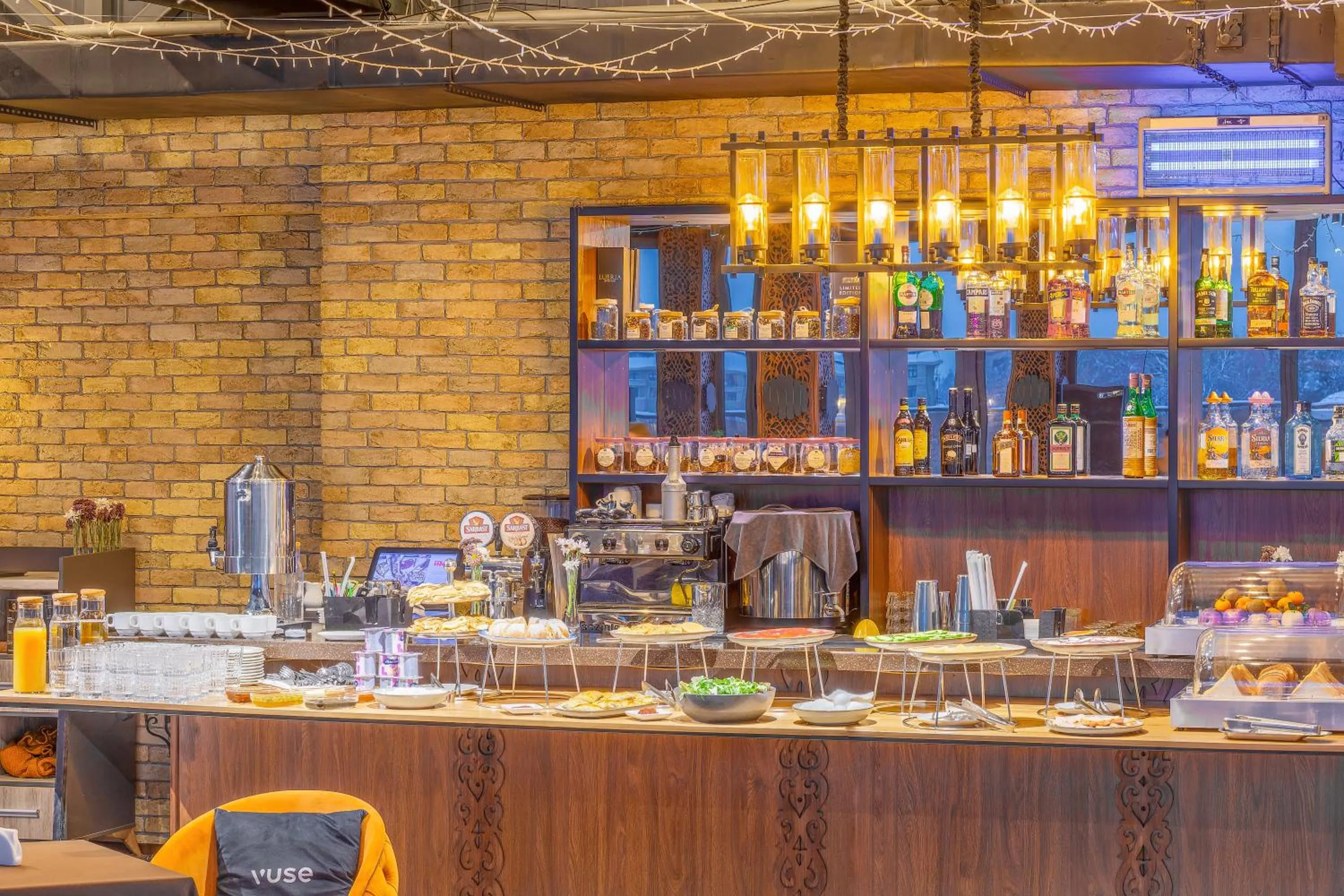 Restaurant/places to eat in Praga Hotel