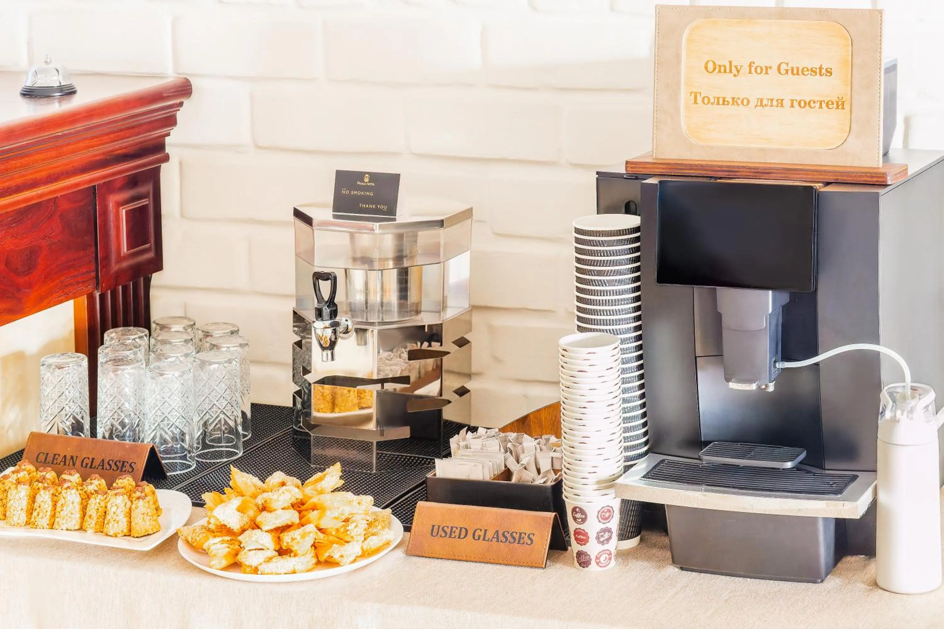 Coffee/tea facilities in Praga Hotel