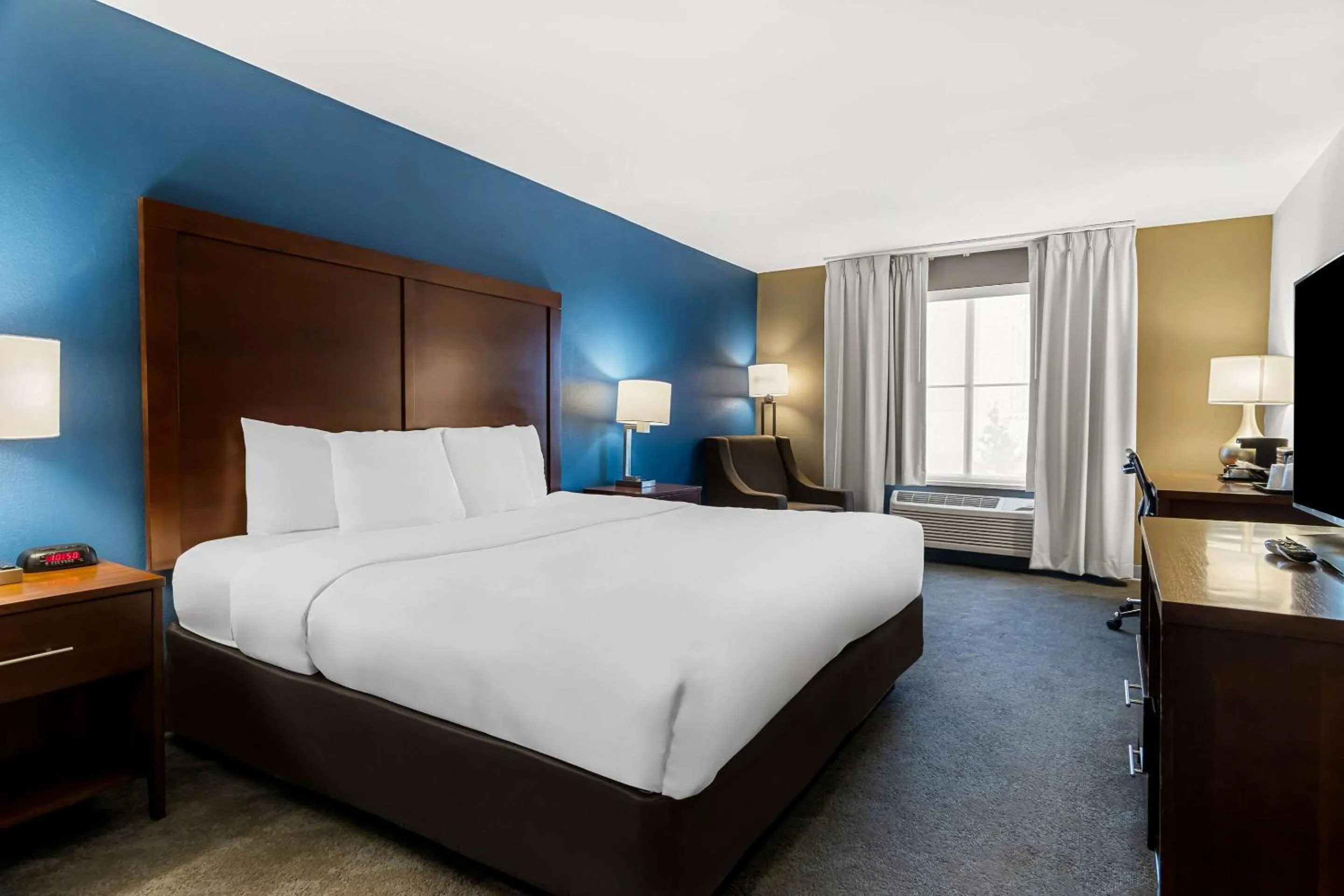 Bedroom, Bed in Comfort Inn & Suites near Tinley Park Amphitheater