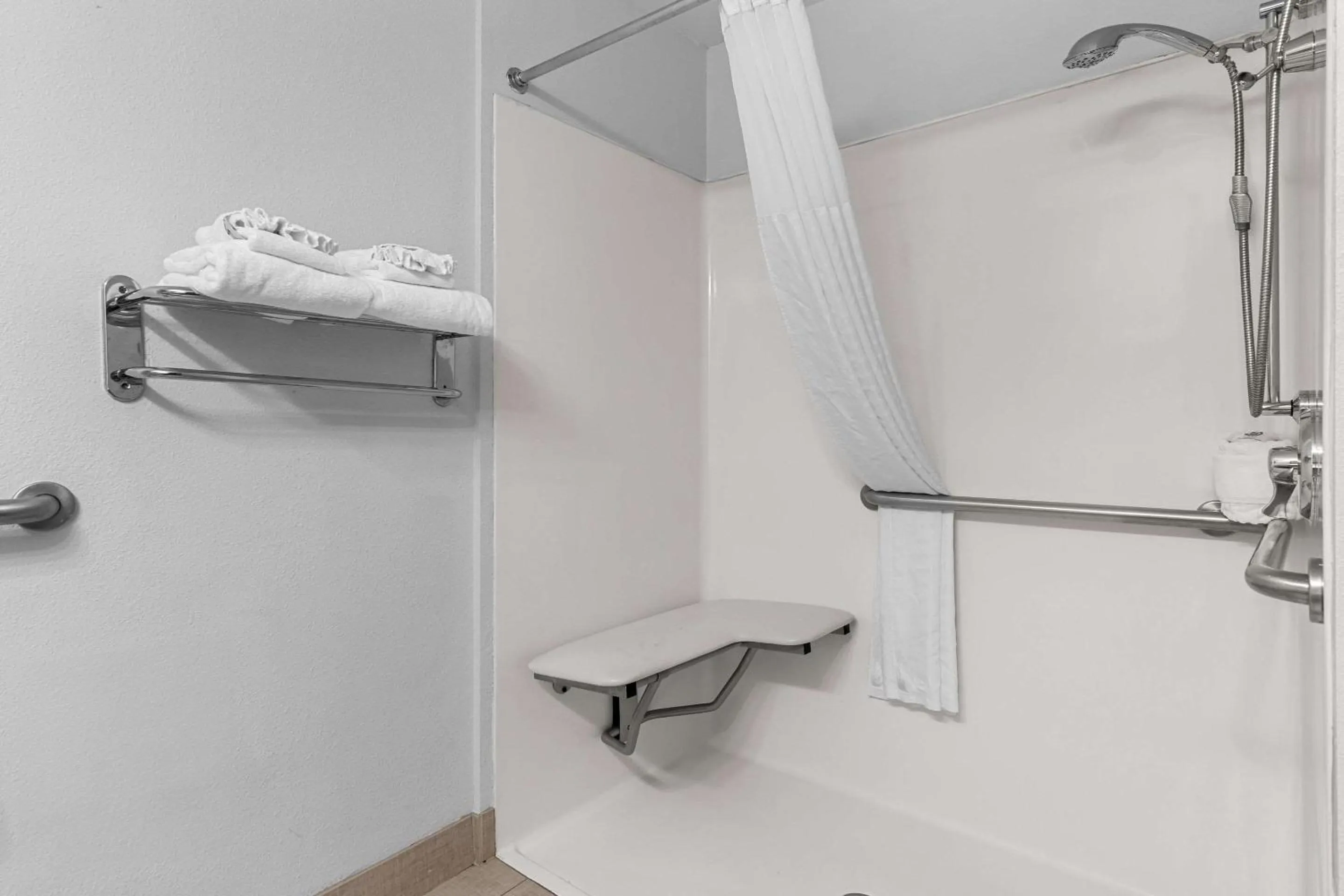 Bedroom in Comfort Inn & Suites near Tinley Park Amphitheater