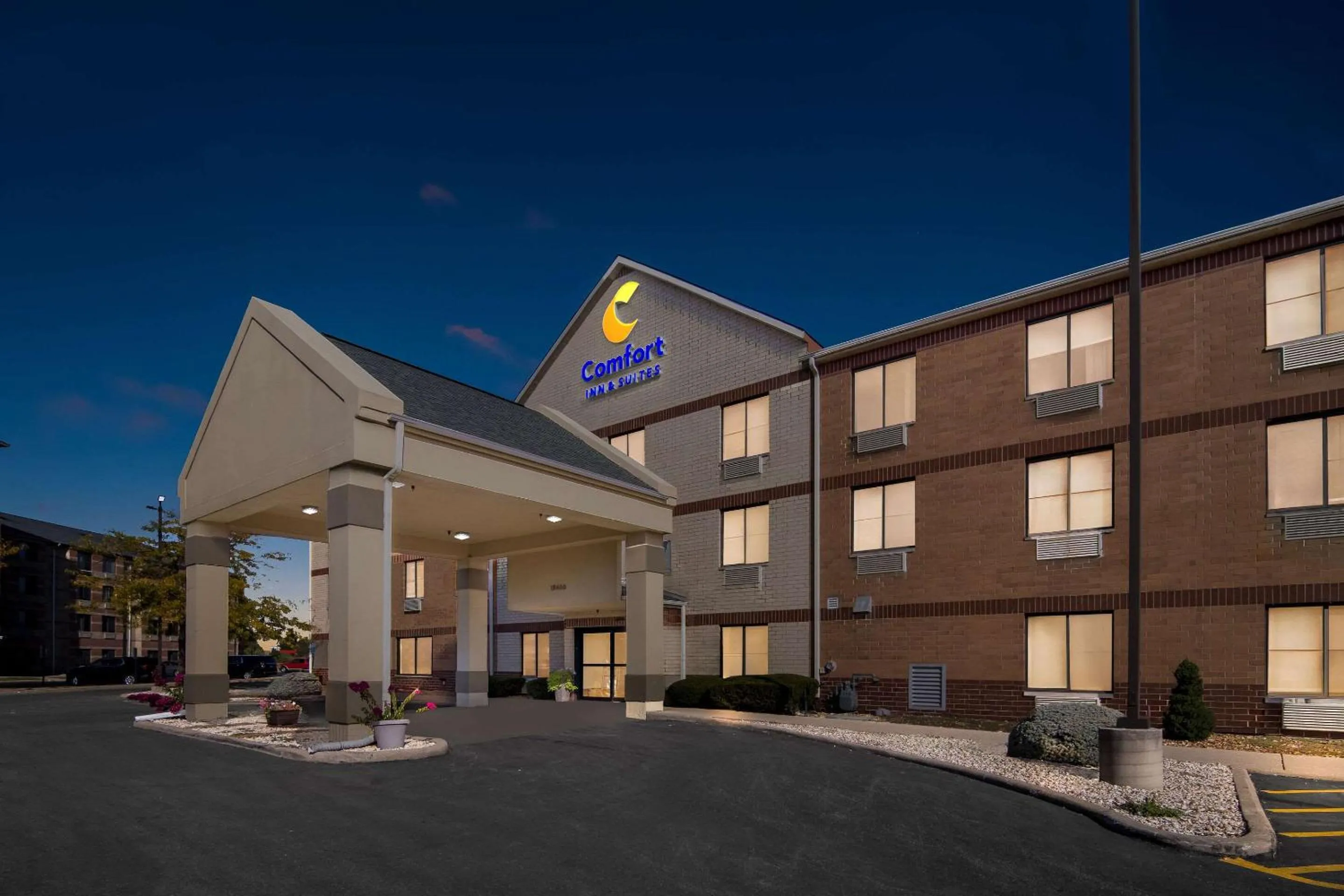 Property building in Comfort Inn & Suites near Tinley Park Amphitheater