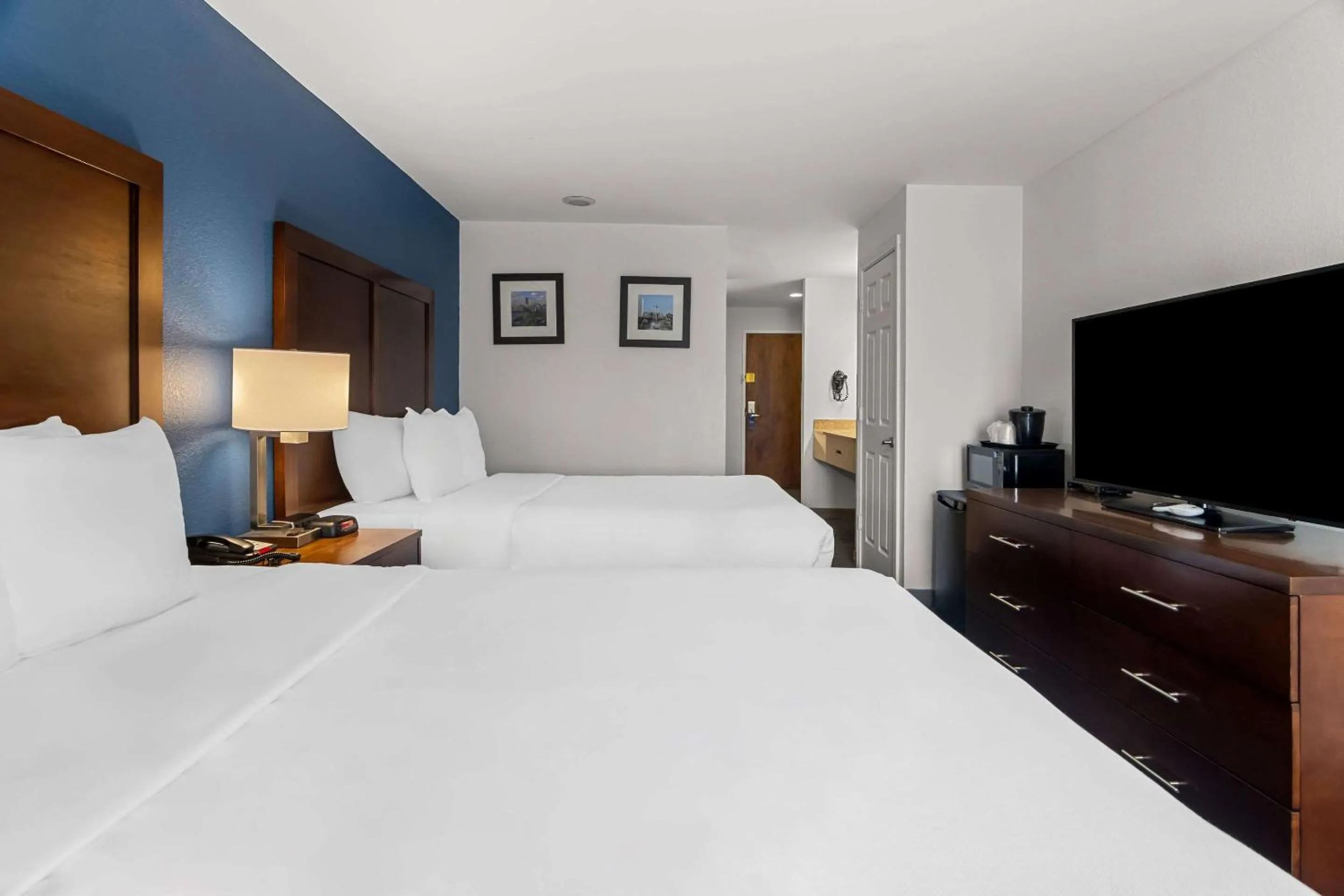 Bedroom, Bed in Comfort Inn & Suites near Tinley Park Amphitheater