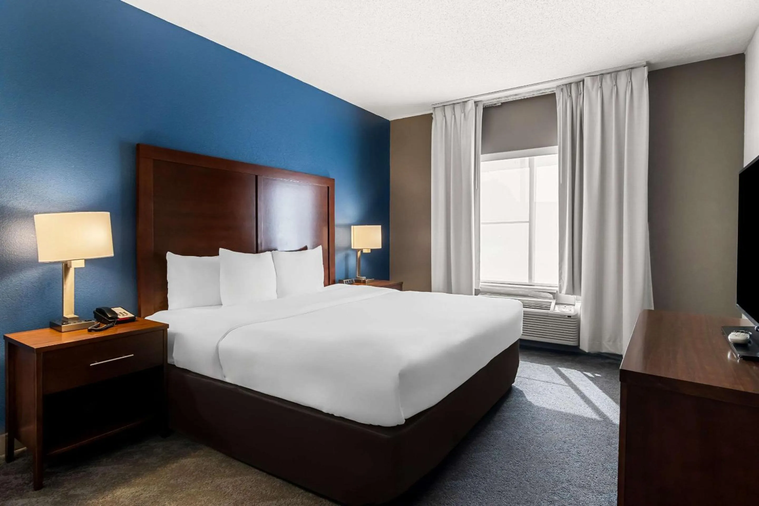 Bedroom, Bed in Comfort Inn & Suites near Tinley Park Amphitheater