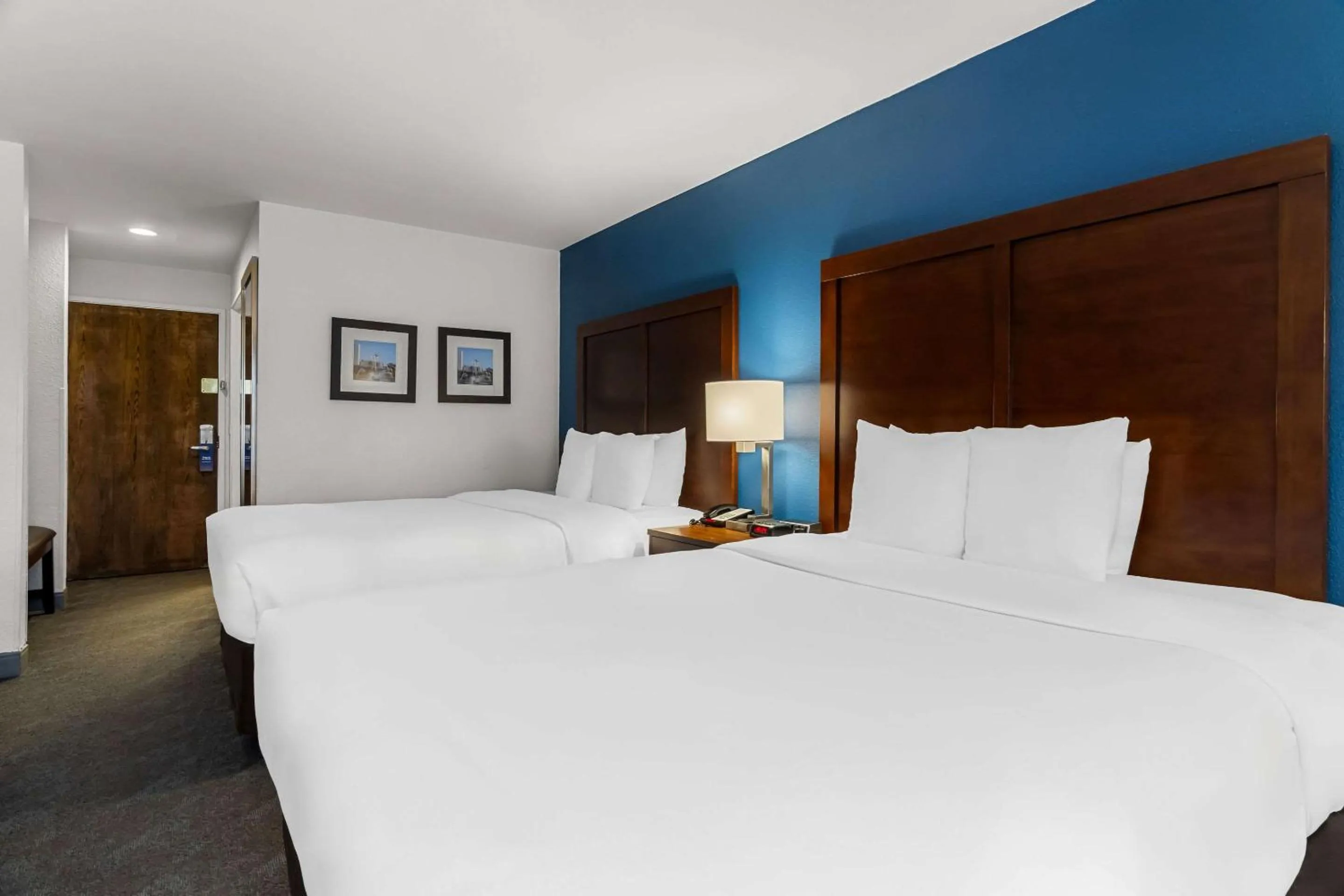 Bedroom, Bed in Comfort Inn & Suites near Tinley Park Amphitheater