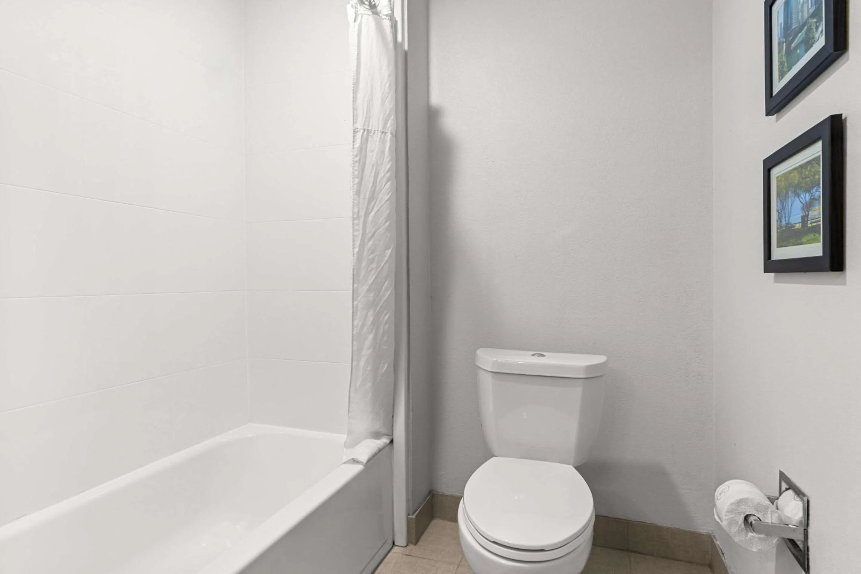 Bedroom in Comfort Inn & Suites near Tinley Park Amphitheater