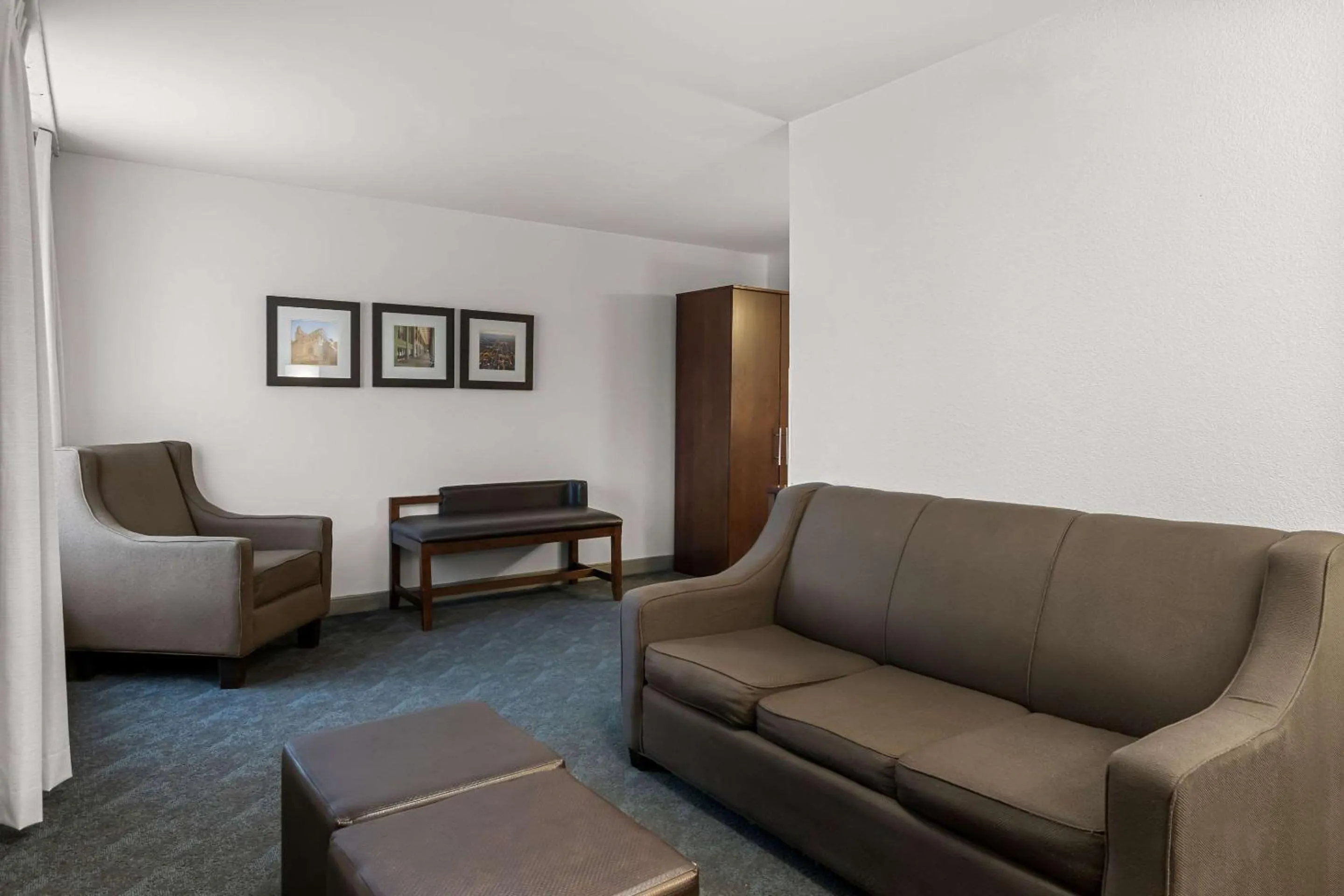 Bedroom in Comfort Inn & Suites near Tinley Park Amphitheater