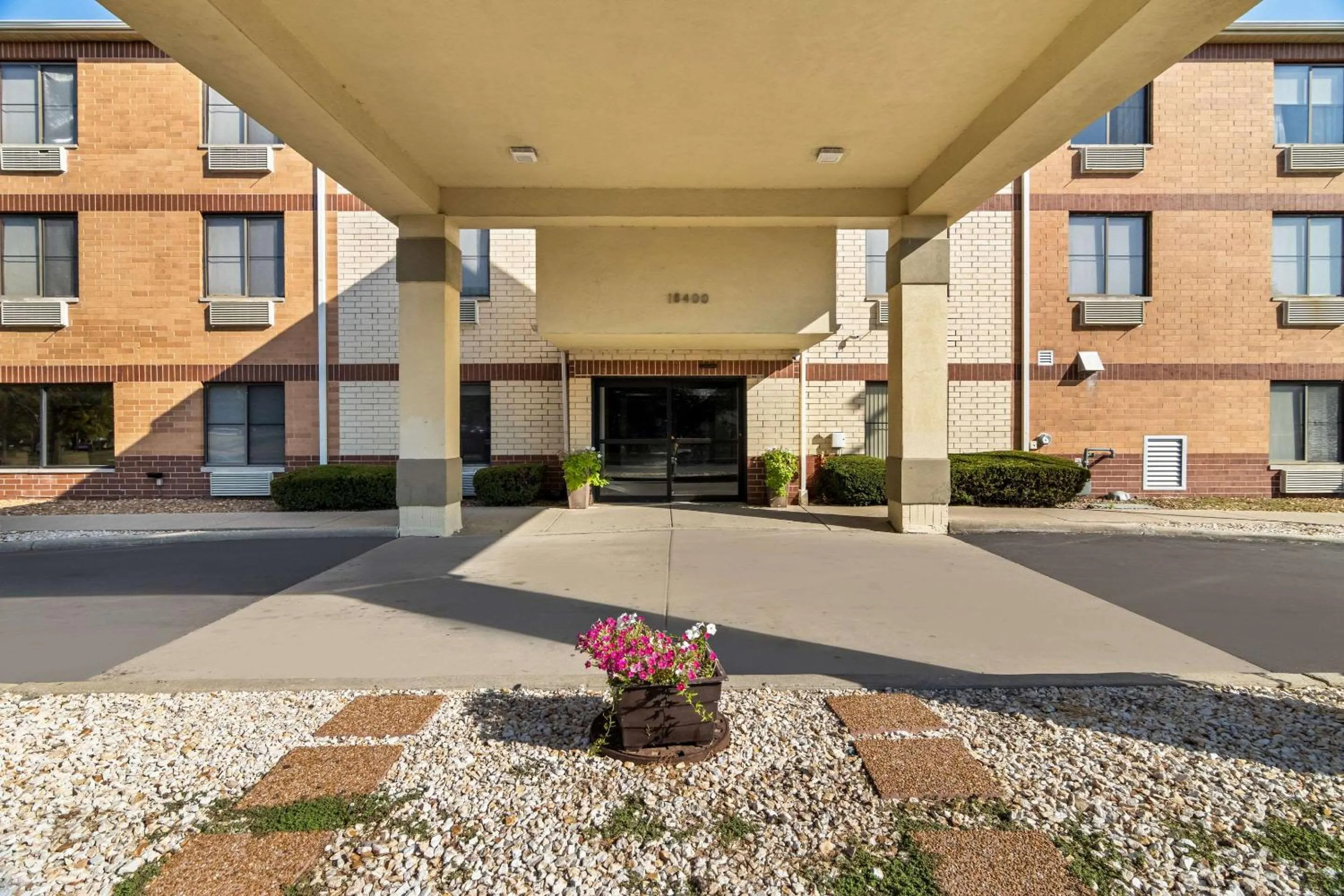 Property building in Comfort Inn & Suites near Tinley Park Amphitheater