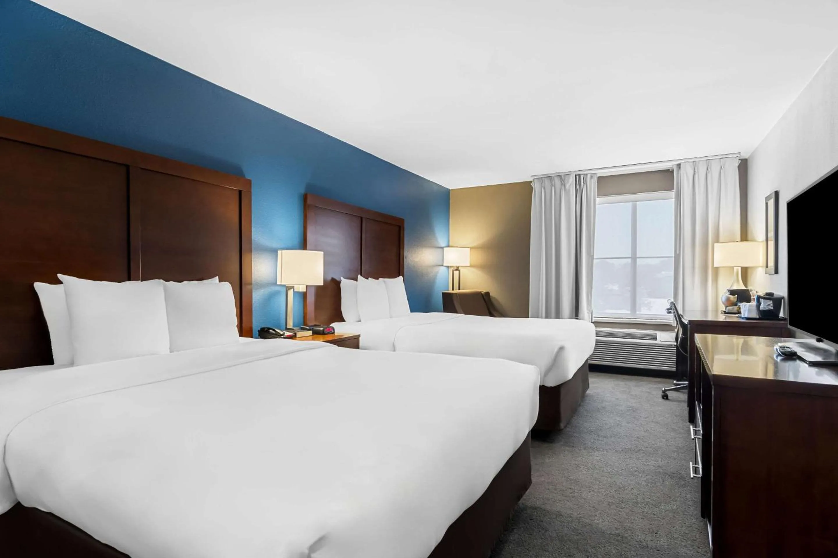 Bedroom, Bed in Comfort Inn & Suites near Tinley Park Amphitheater